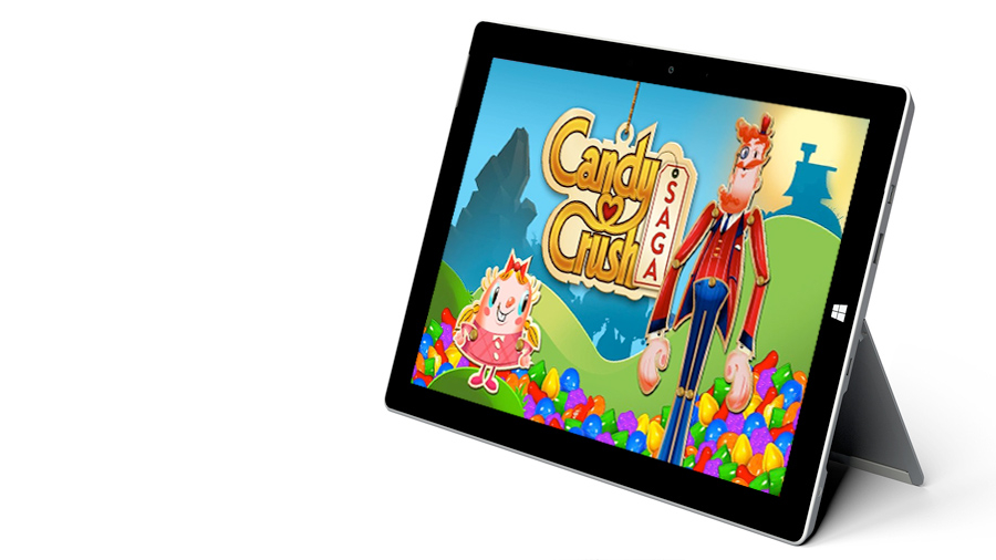 5. Играйте в Candy Crush Saga по очереди.