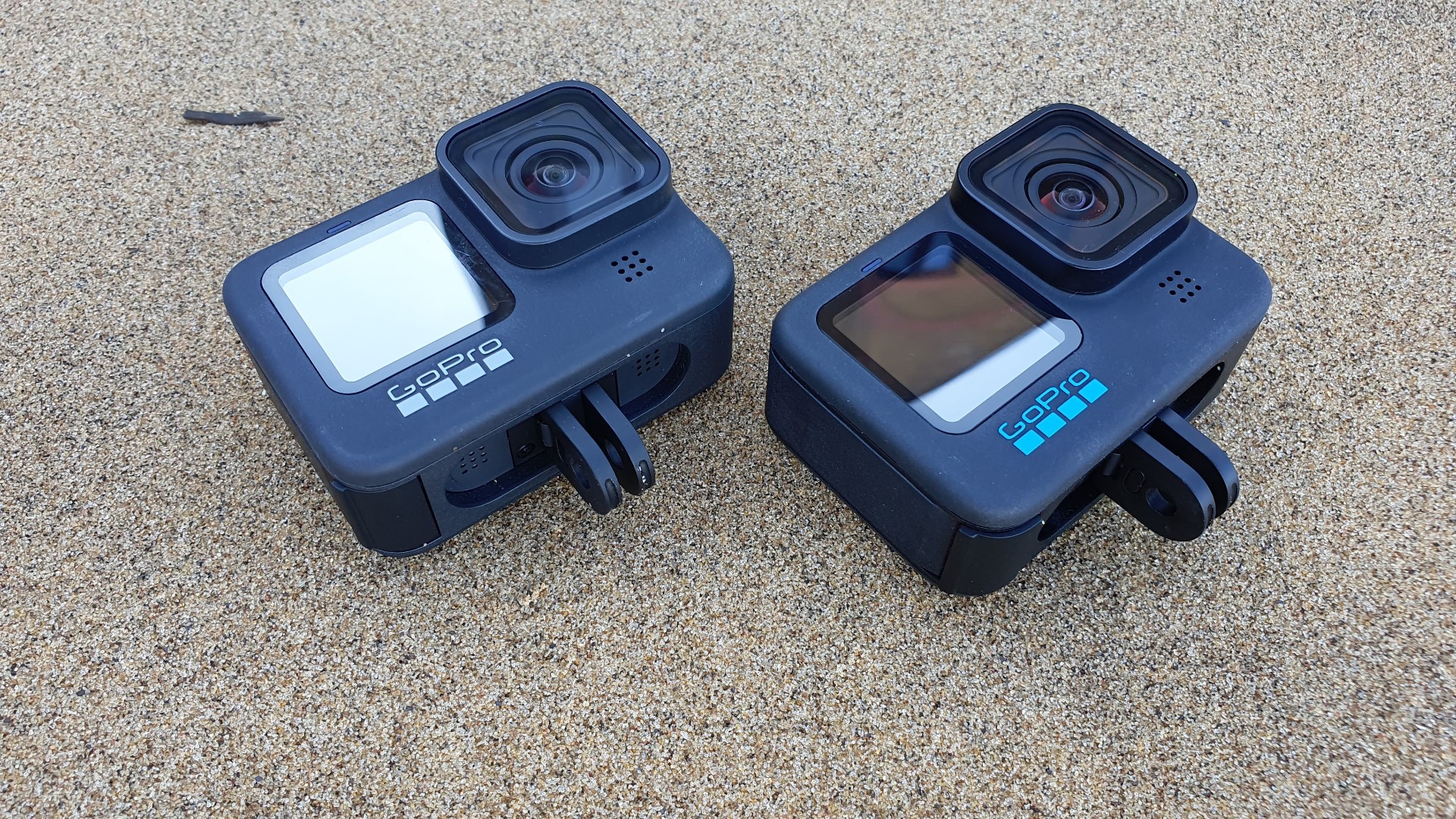 GoPro HERO 10 Black и HERO 9 Black с вытянутыми кроличьими ушами лежат на пляже