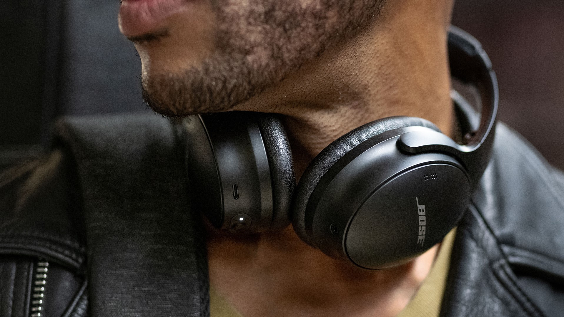 Bose QuietComfort 45 на шее мужчины