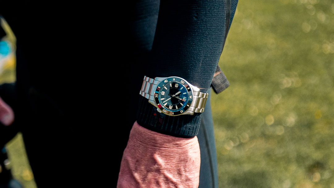 Мужчина в костюме Elliot Brown Bloxworth Heritage Diver смотрит поверх гидрокостюма.