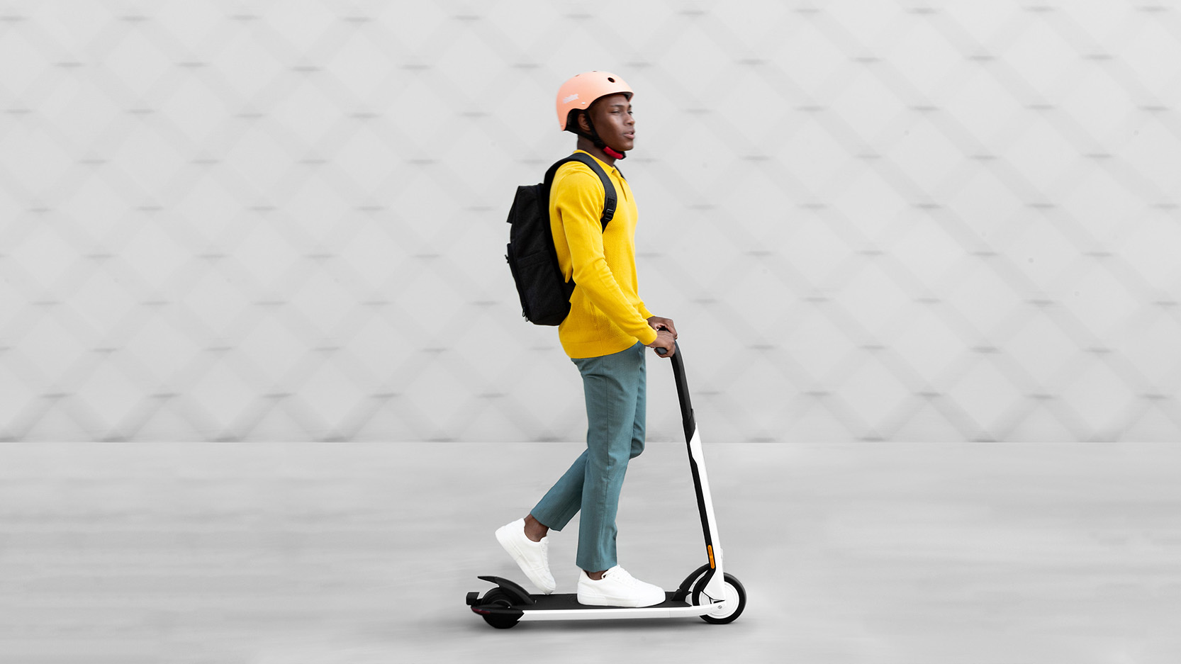 Мужчина едет на работу на Ninebot Segway Air T15