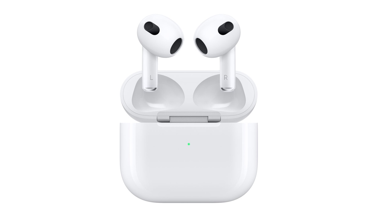 Apple AirPods (3-го поколения) на белом фоне