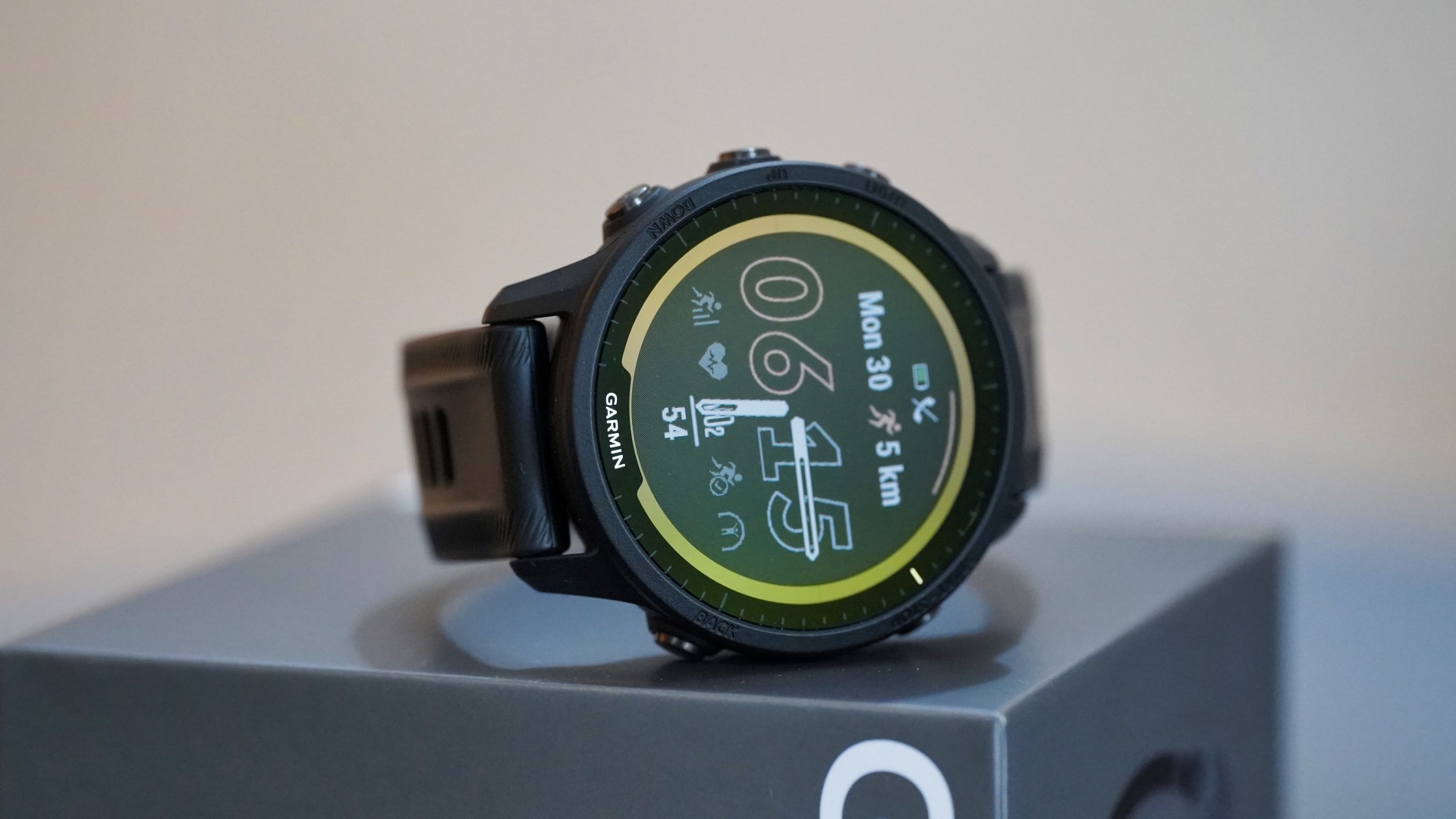 Часы для триатлона Garmin Forerunner 955 Solar на столе