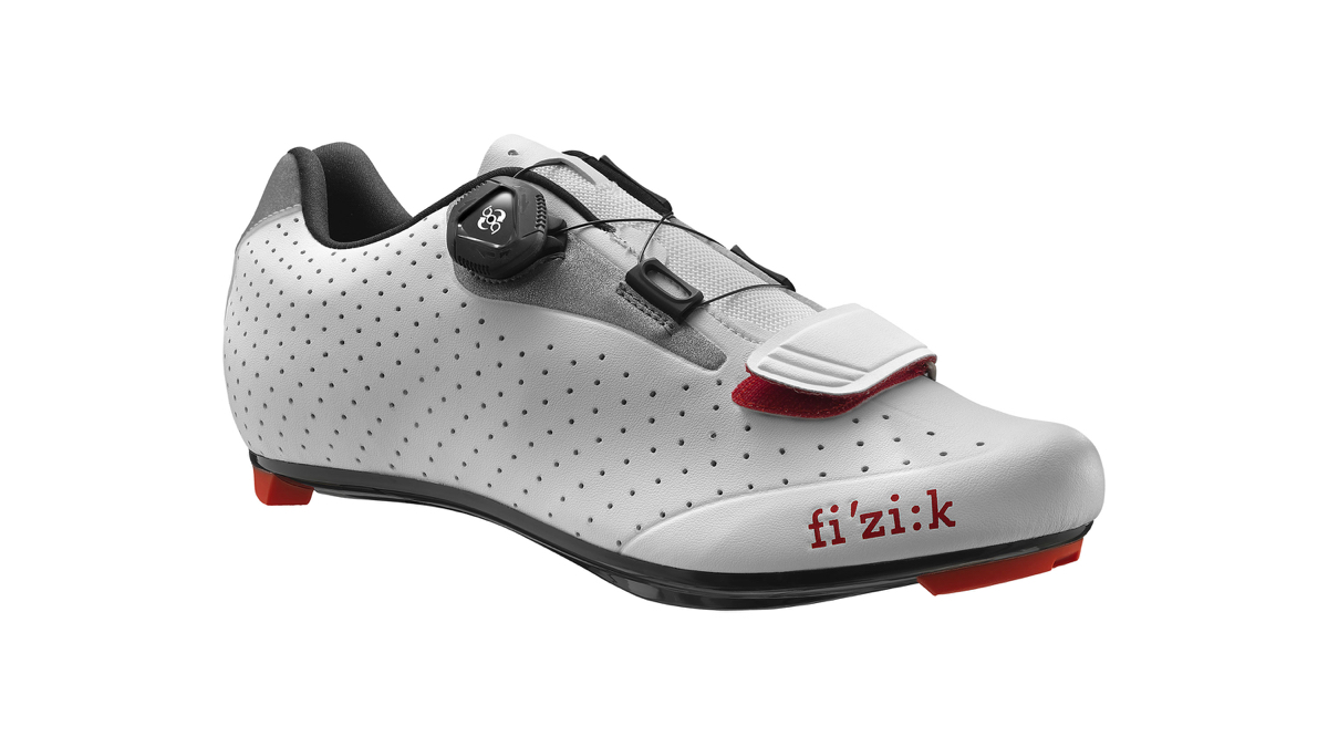 Шоссейная обувь Fizik R5B на белом фоне