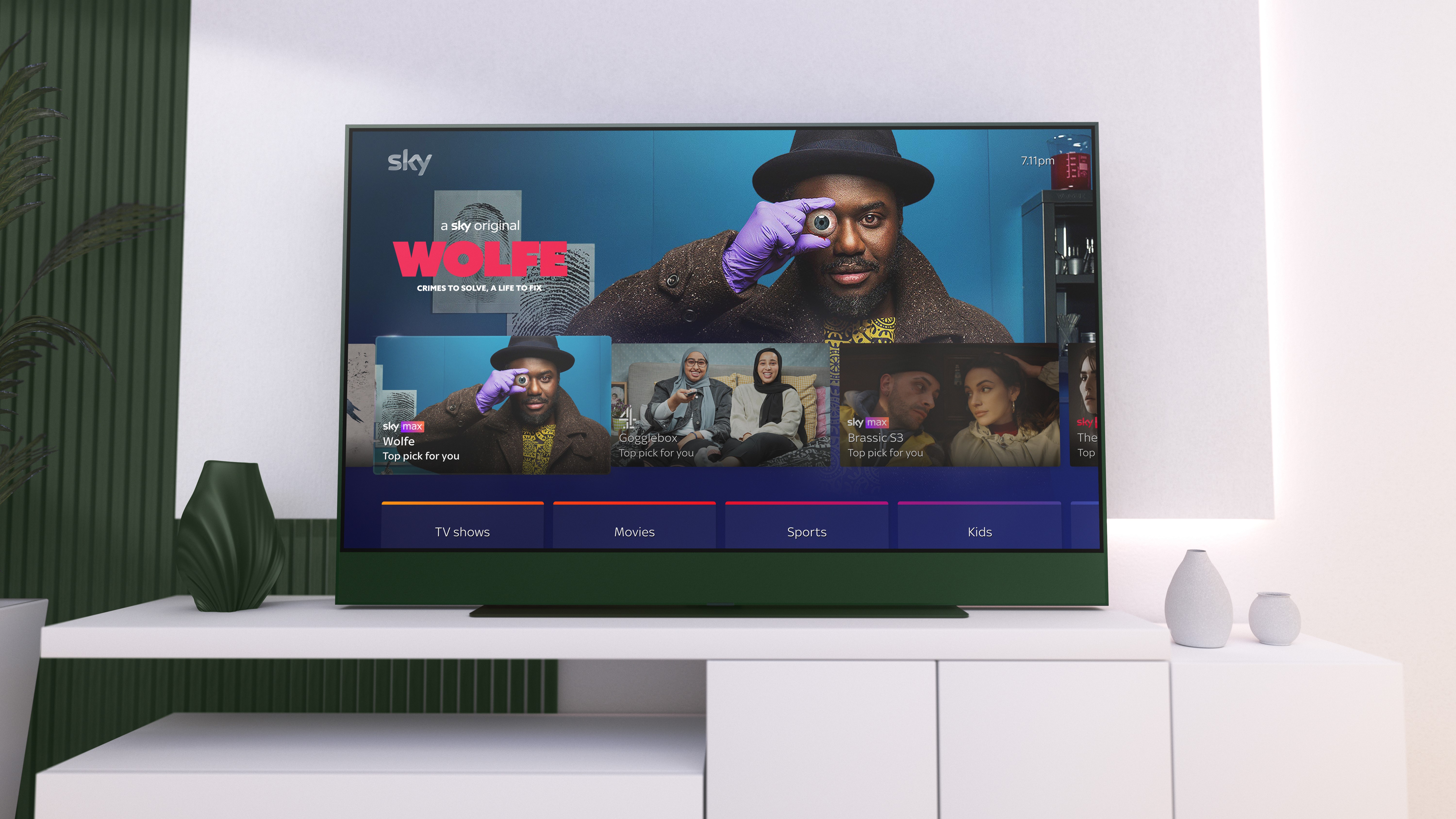 Sky Glass на белой тумбе под телевизор