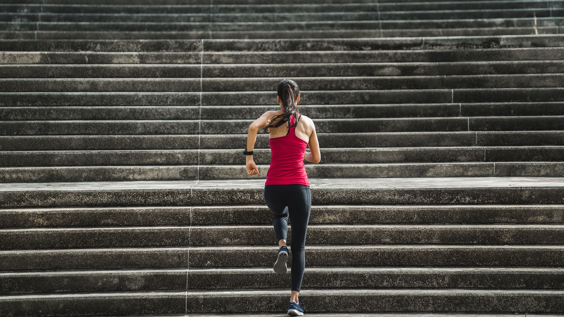 She is running. Женщина бежит по лестнице. Кардио лестница. Woman Fitness по лестнице вверх. Девушка бежит по ступенькам этажа.