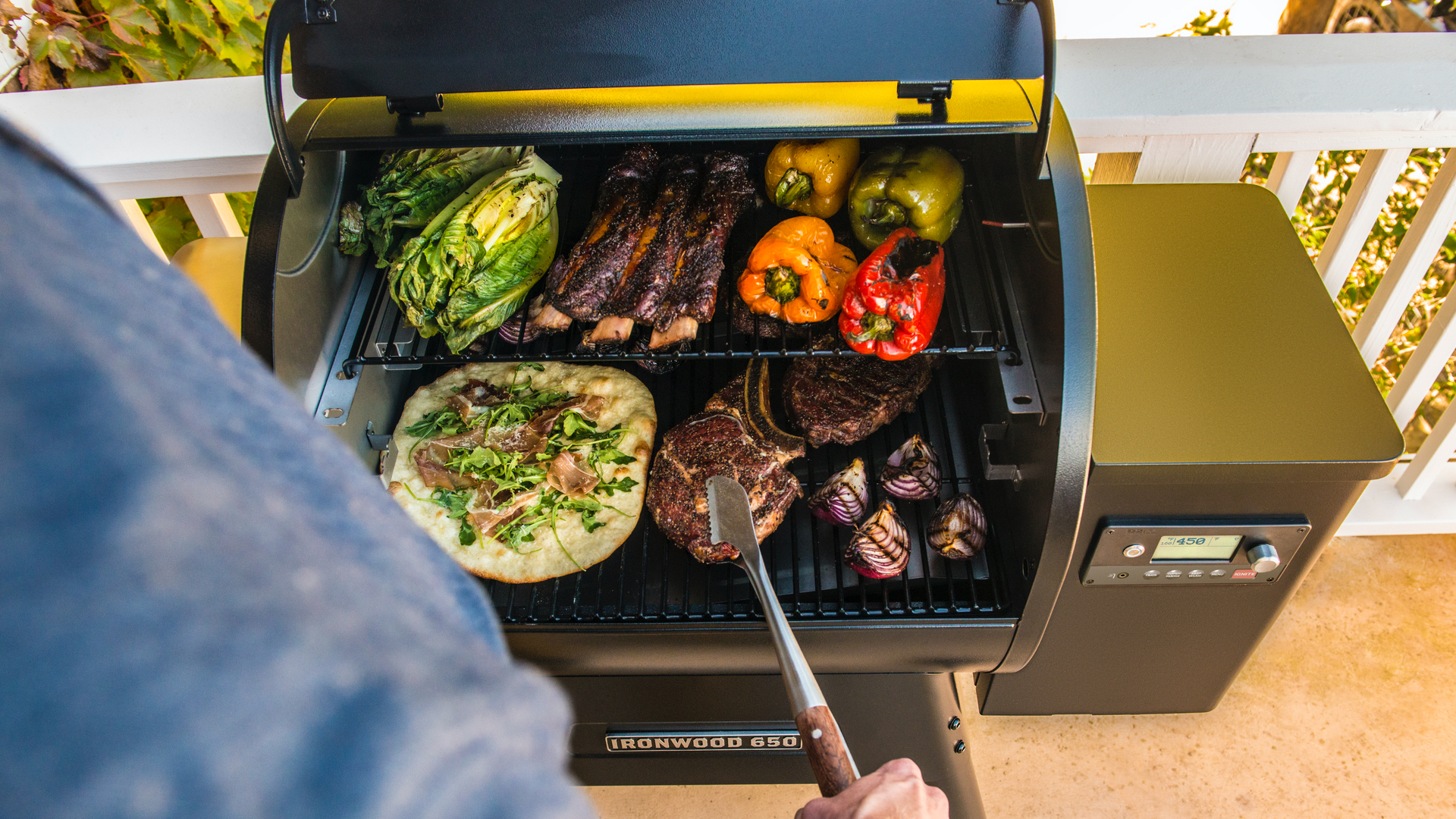 Traeger Ironwood 650 против Char-Broil The Big Easy