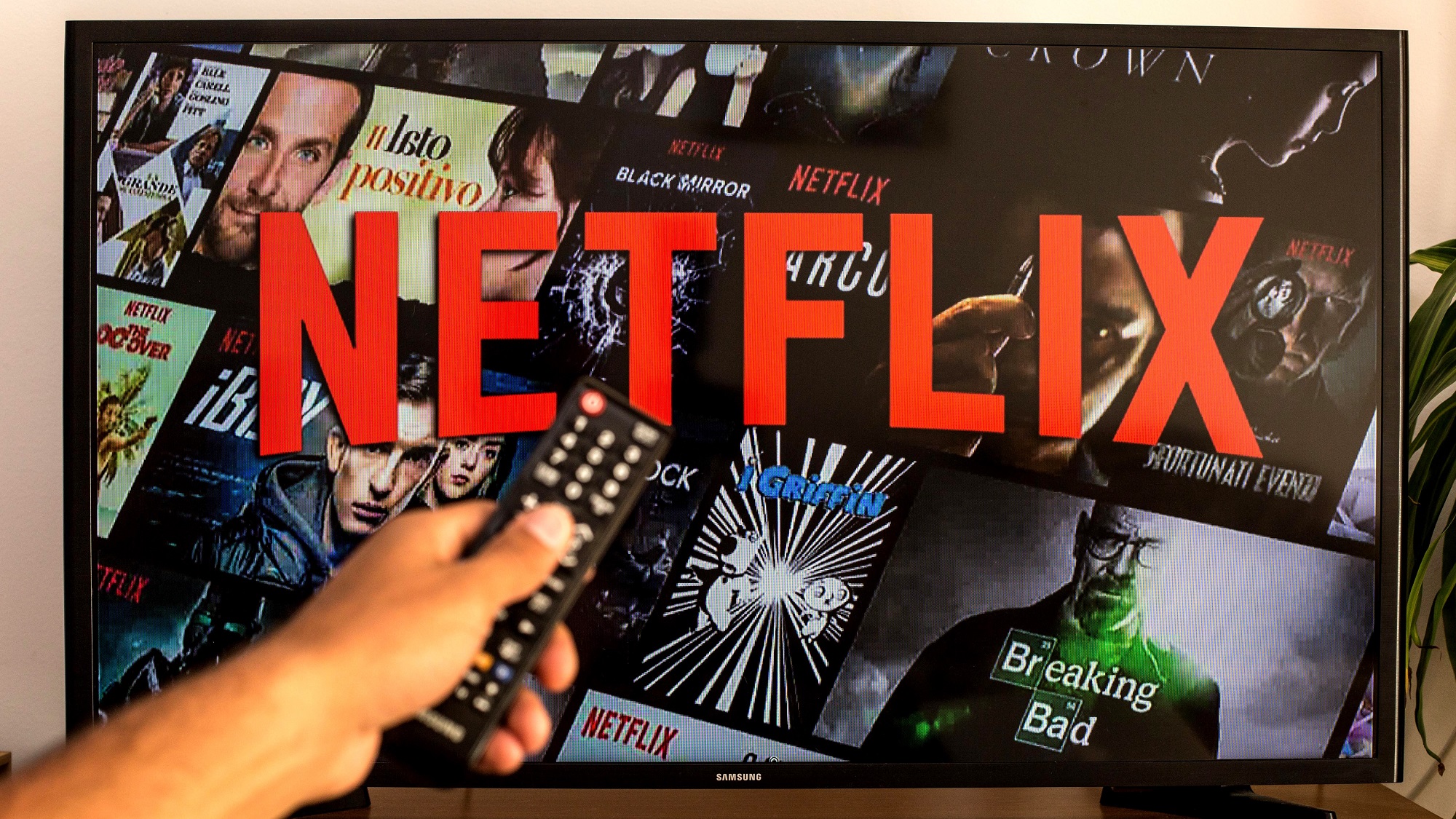 Логотип Netflix на телевизоре