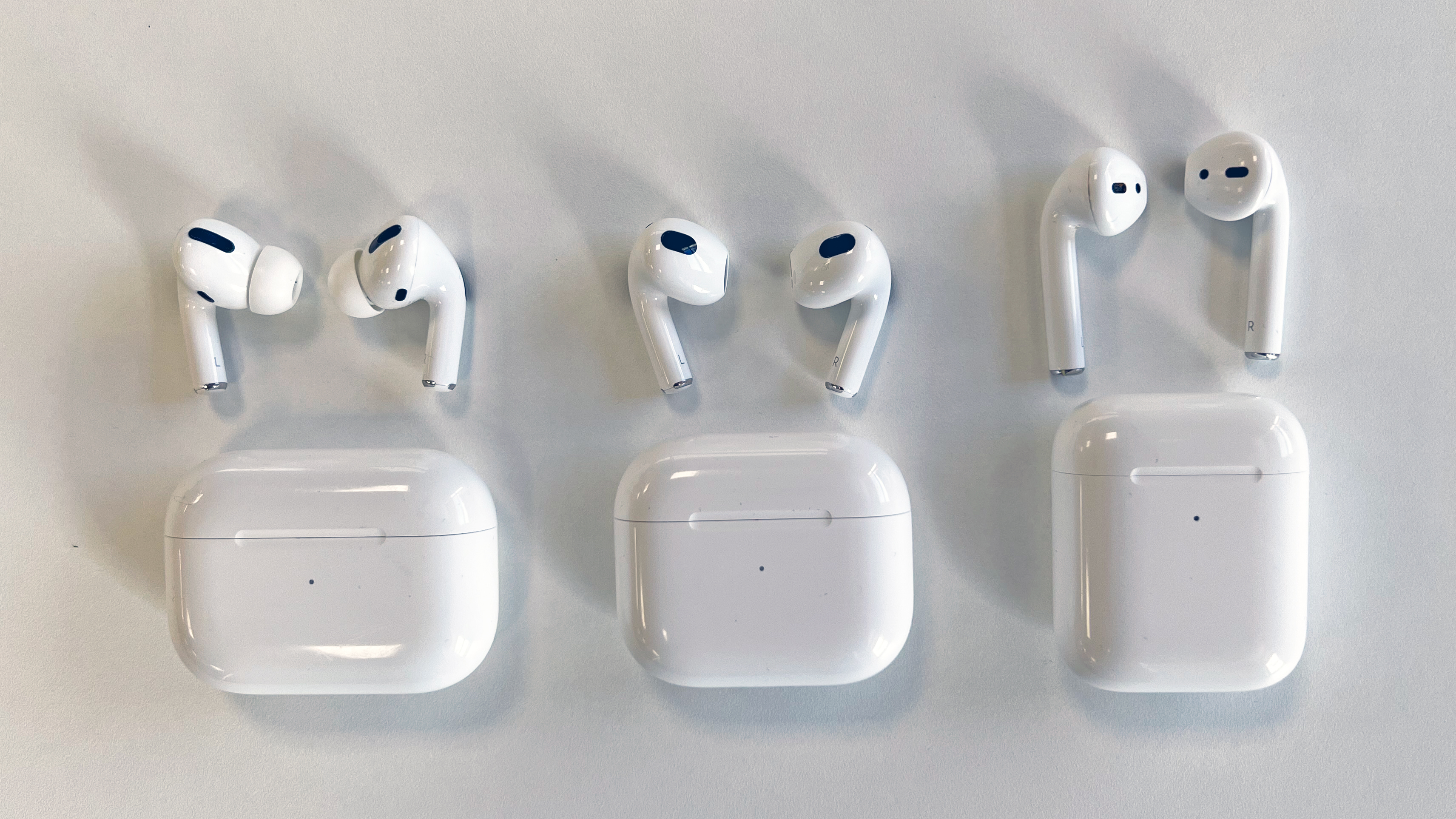 Семья Apple AirPods на белом столе