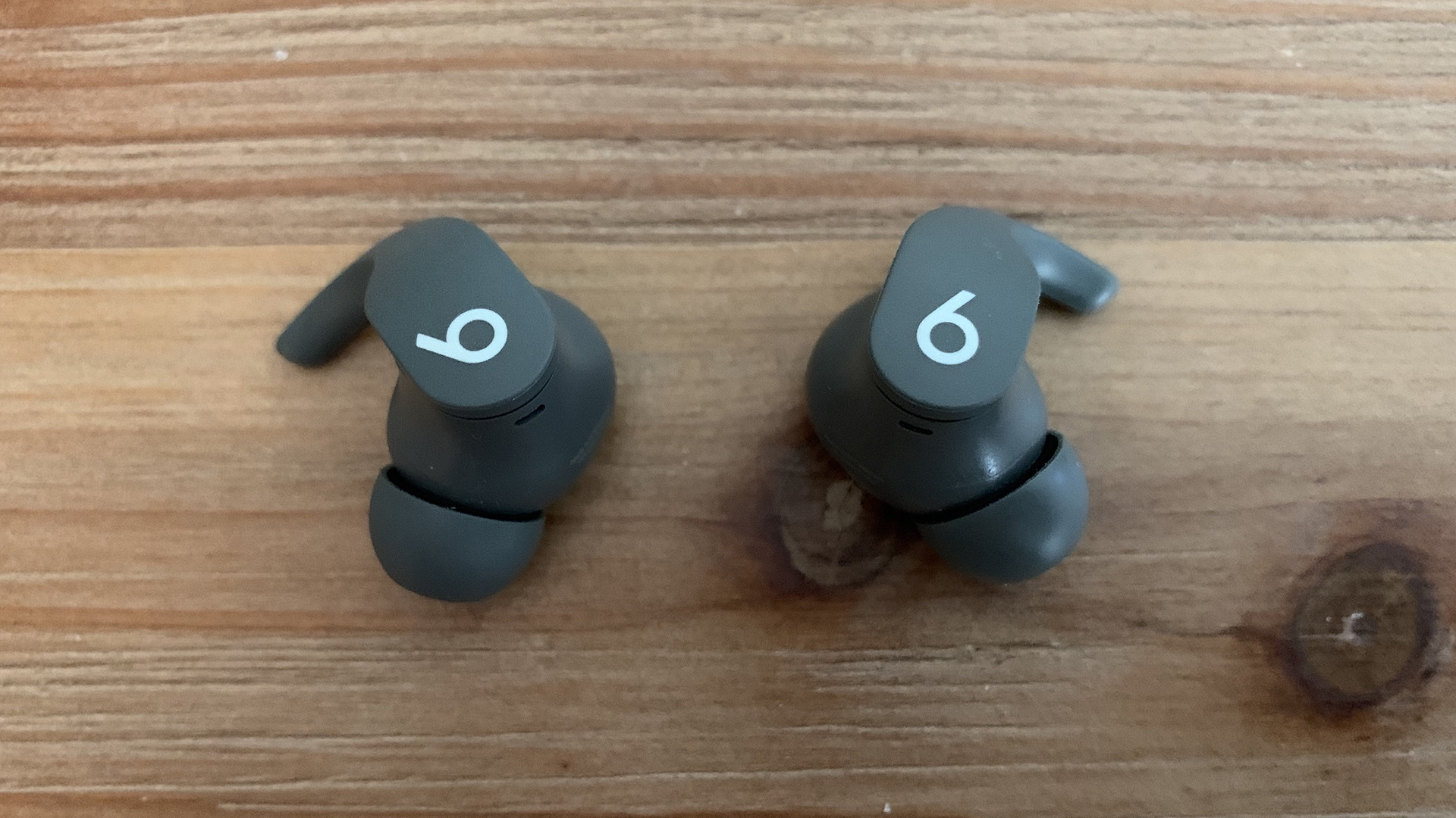 Beats Fit Pro на деревянной поверхности