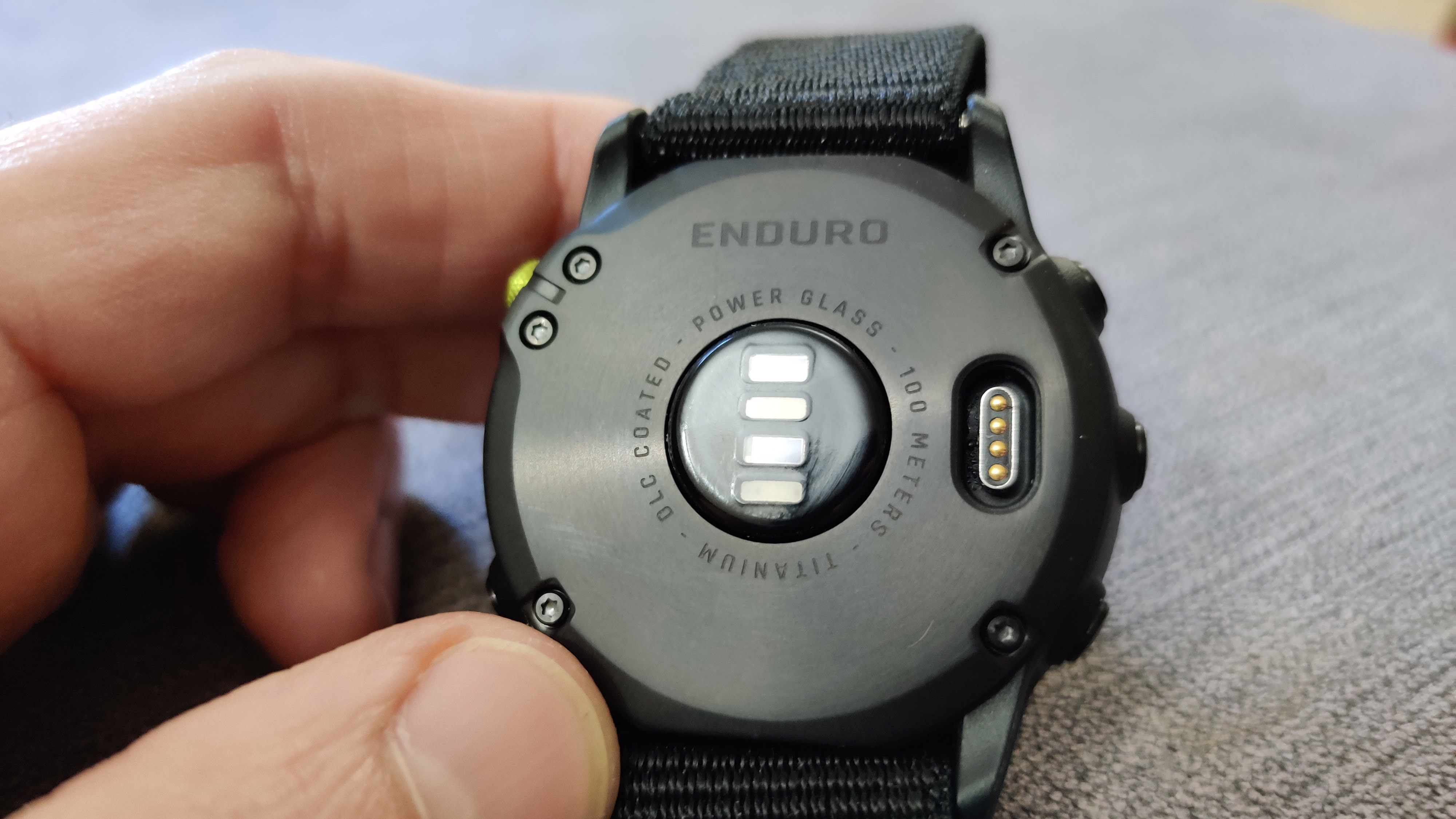 фитнес-трекер против часов для бега: задняя часть Garmin Enduro с датчиком