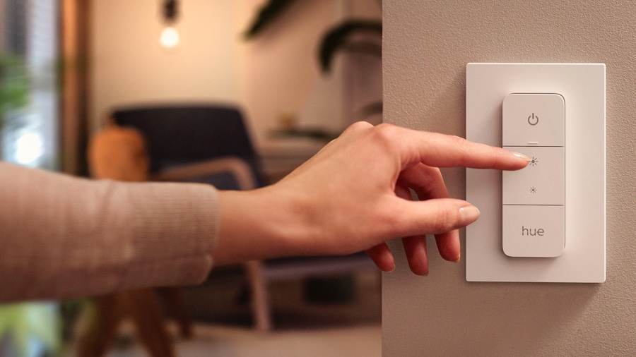 как установить интеллектуальный выключатель света Philips Hue Dimmer Switch на стену, нажав на него рукой