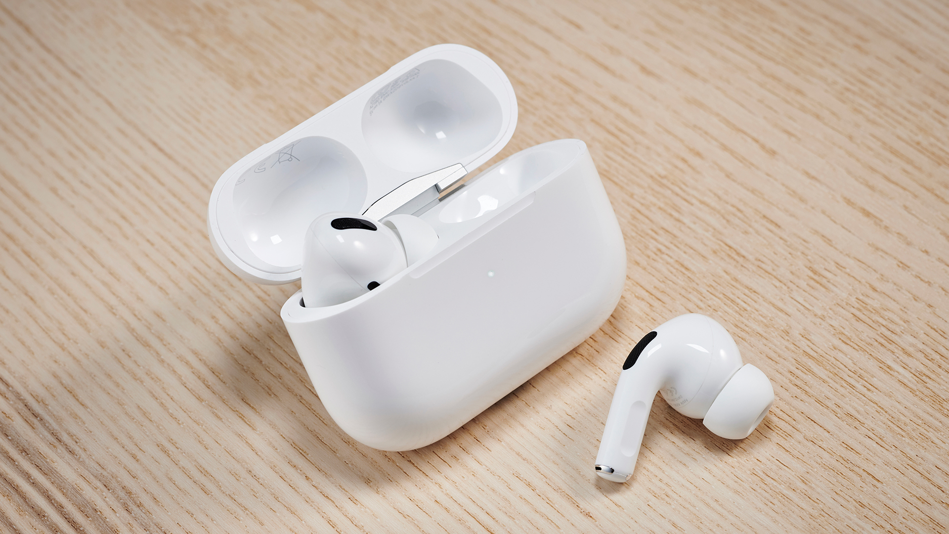 AirPods Pro на деревянной поверхности