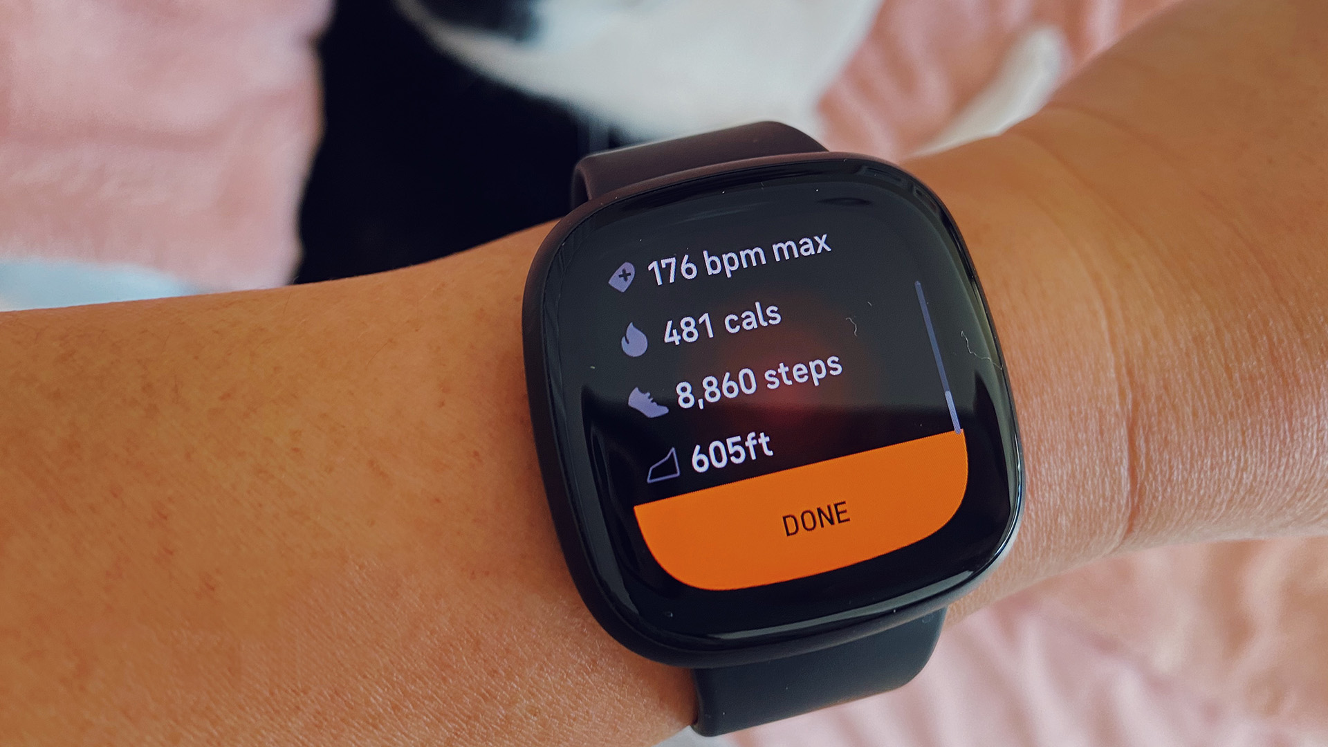 Fitbit Versa 3 на запястье