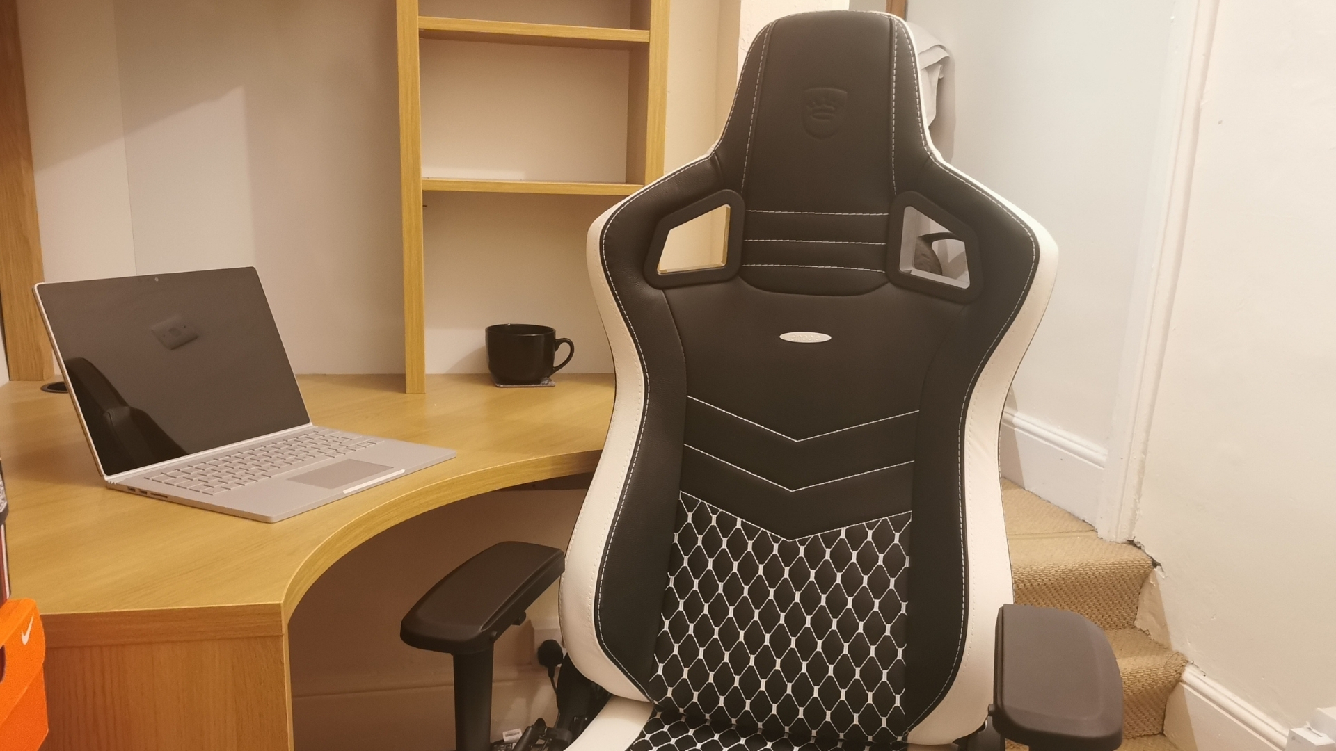 Кресло Epic Series из натуральной кожи от Noblechairs средней длины, снятое перед столом