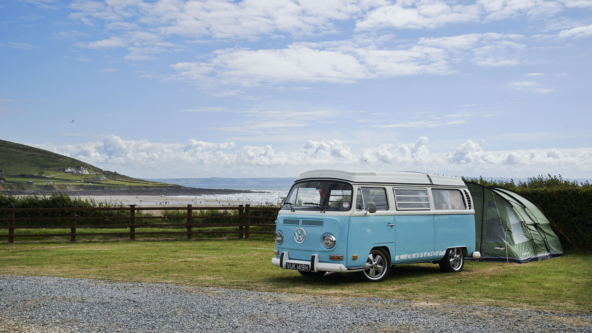 Кемпинги на пляже: палатка и VW Camper в кемпинге Ocean Pitch на пляже.