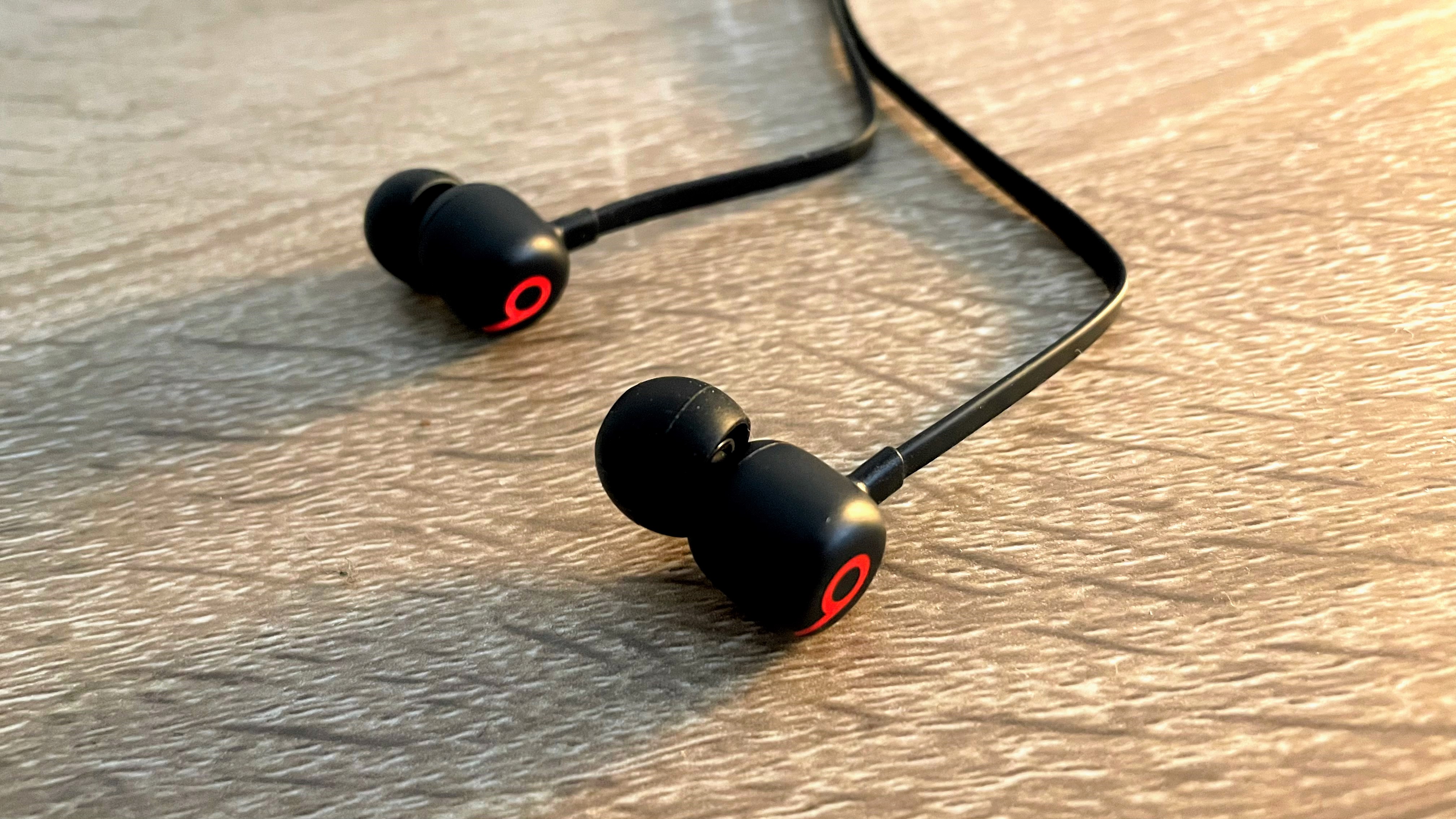 Beats Flex на деревянной поверхности