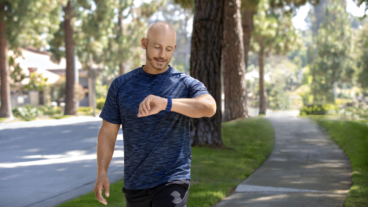 Харли Пастернак в кроссовках Fitbit Versa 2 на улице