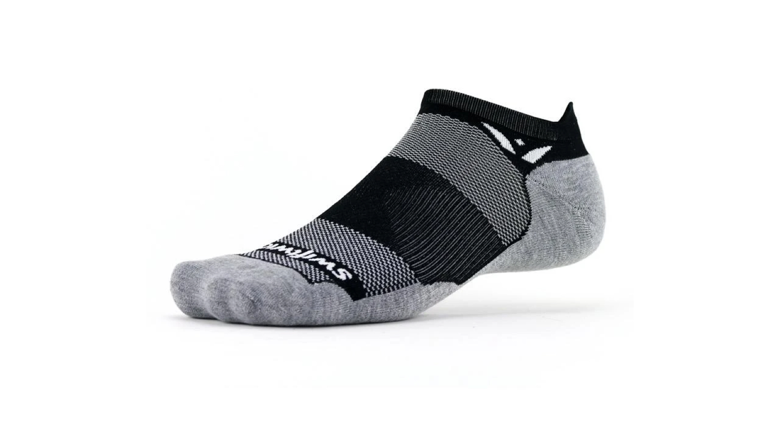 Лучшая летняя беговая экипировка: Swiftwick Maxus