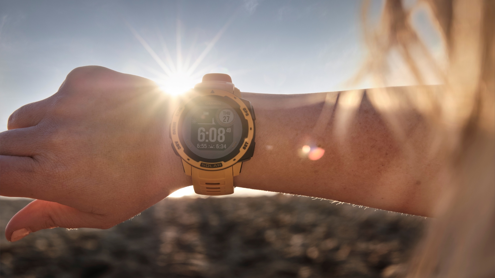 Suunto против Garmin: человек, смотрящий на Garmin Instinct Solar