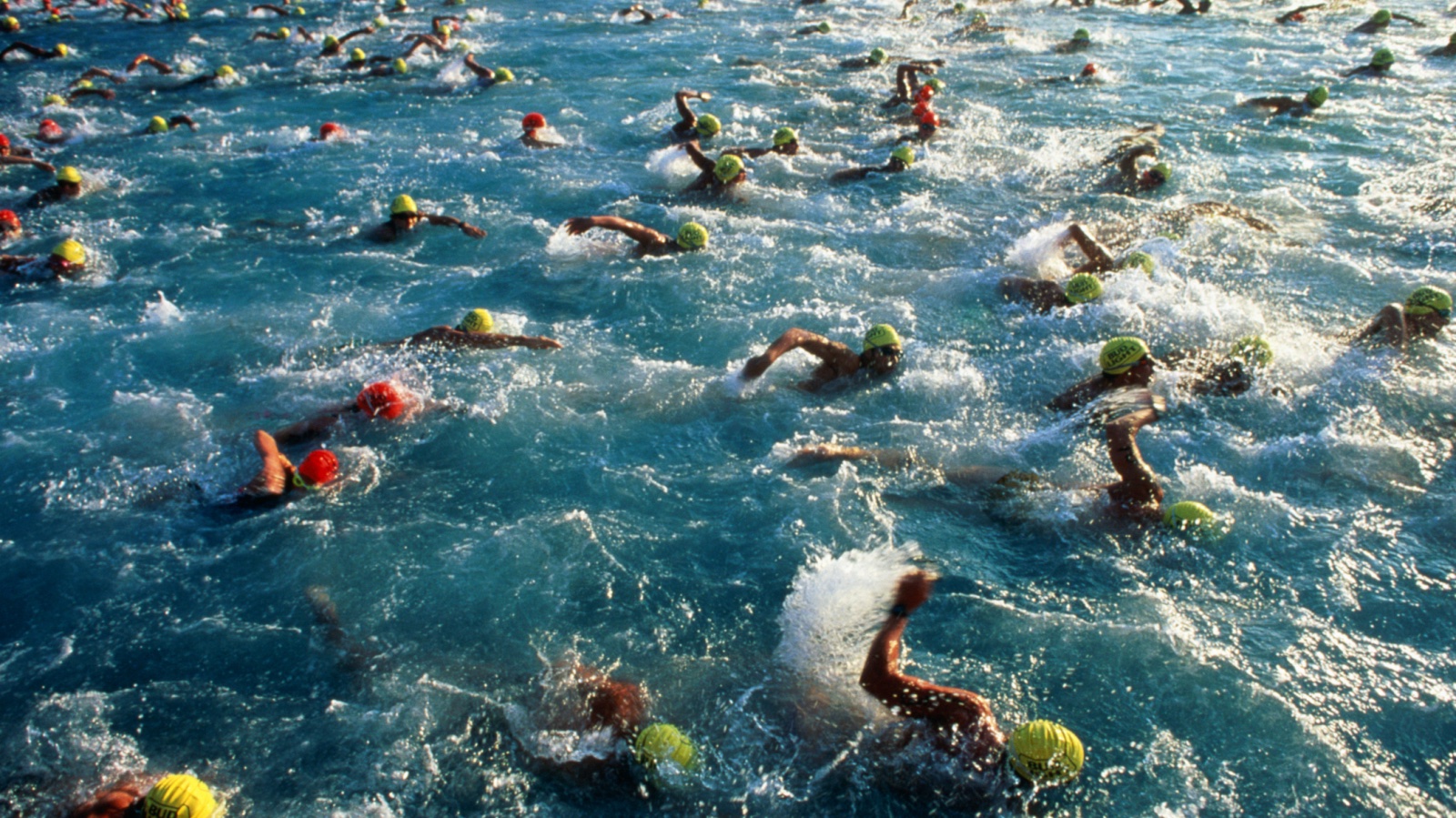 Пловцы в воде на мероприятии Ironman Triathlon