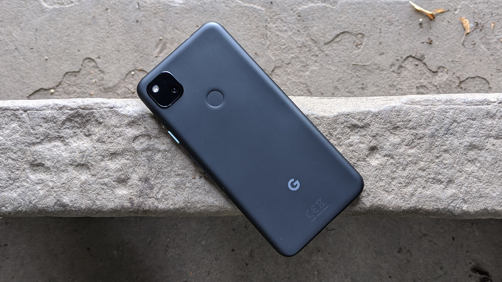 Google Pixel 4a против OnePlus Nord: Pixel 4a сзади