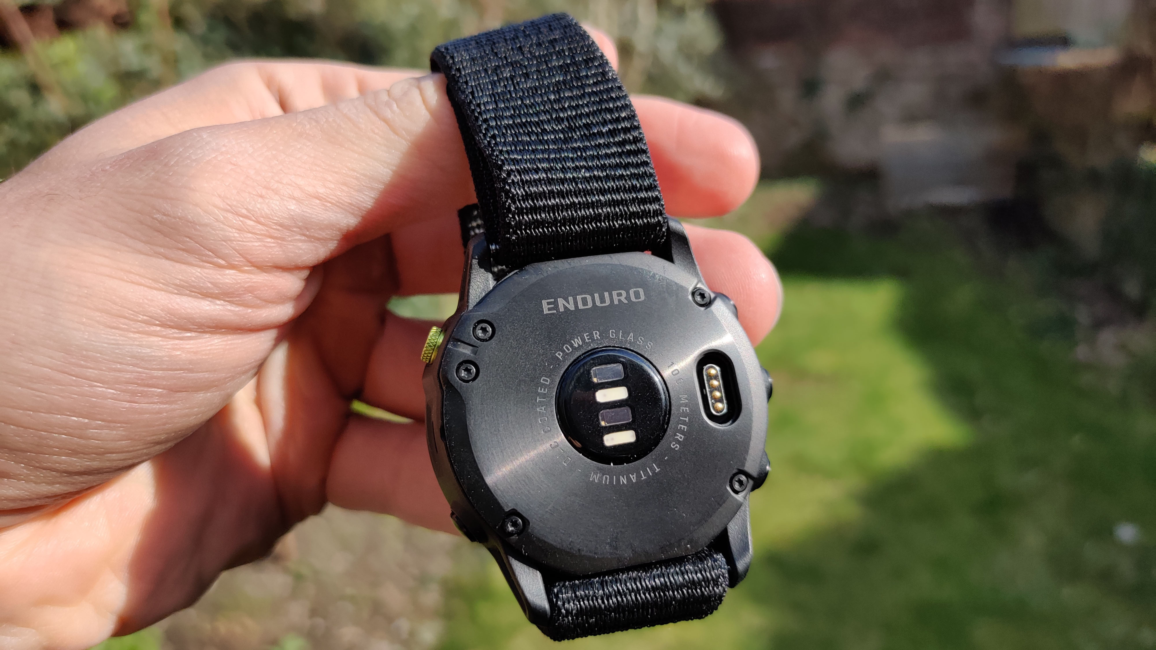 Задняя часть Garmin Enduro в руке