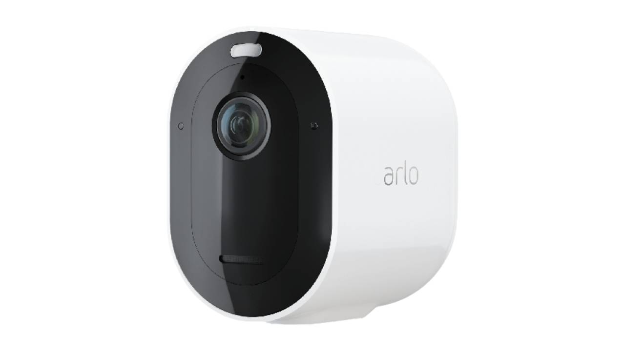 Белая интеллектуальная камера видеонаблюдения Arlo Pro4 на белом фоне