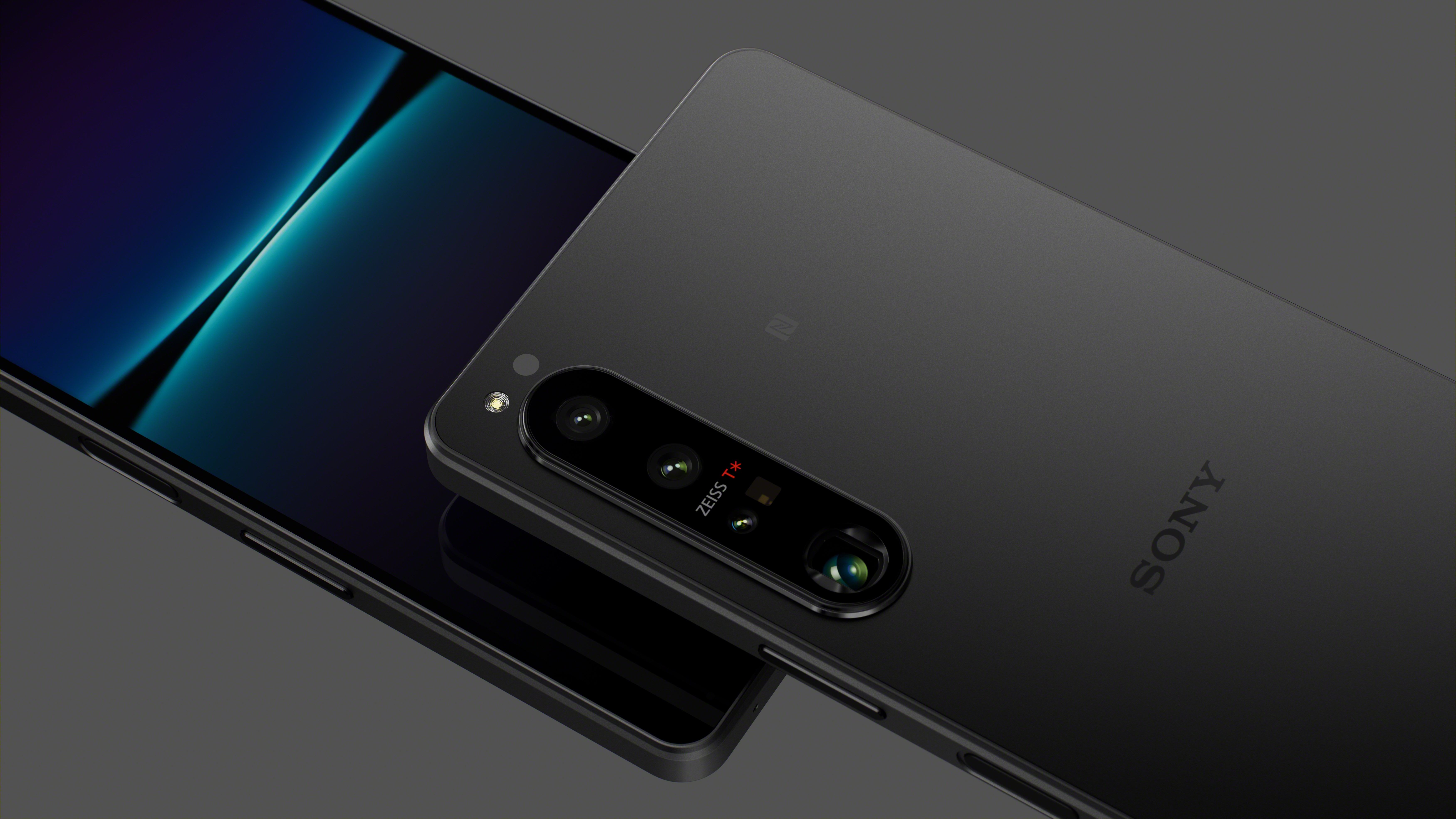 Sony Xperia 1 IV на черном фоне