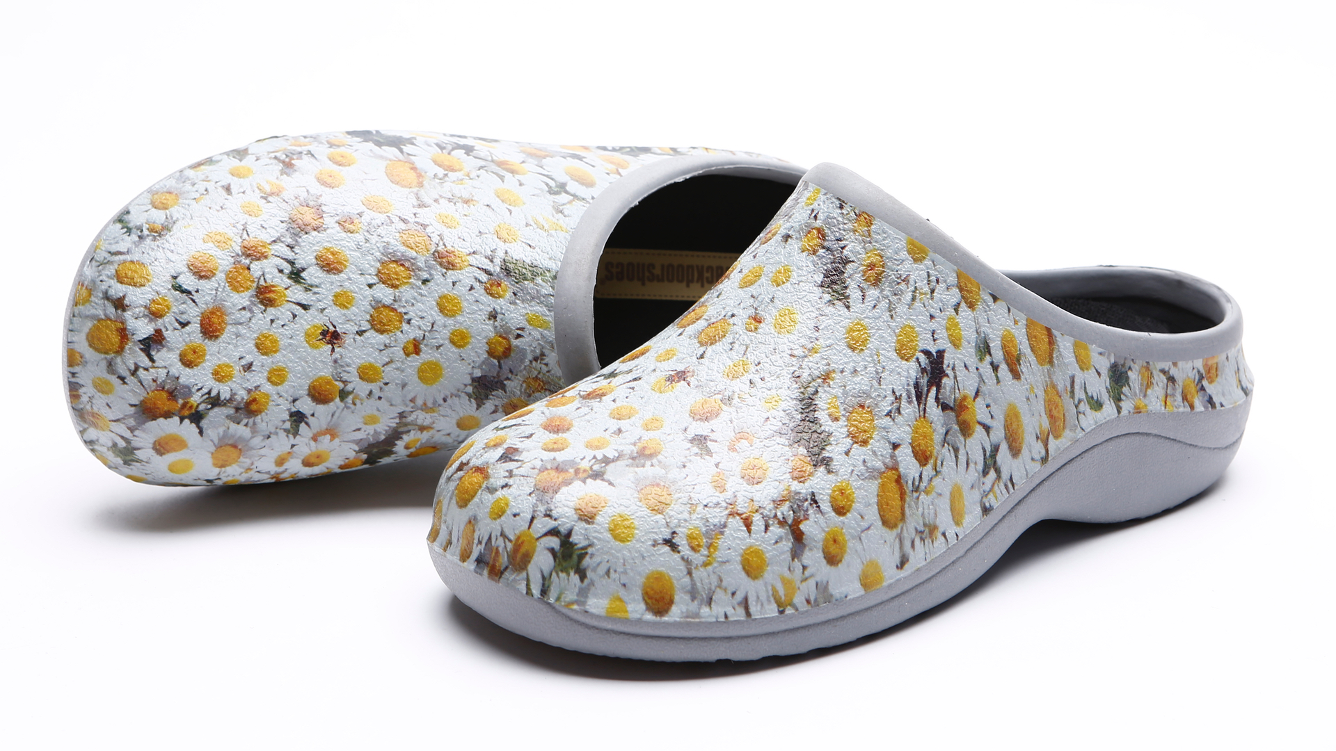 Backdoor Shoes Daisy Garden Сабо на белом фоне