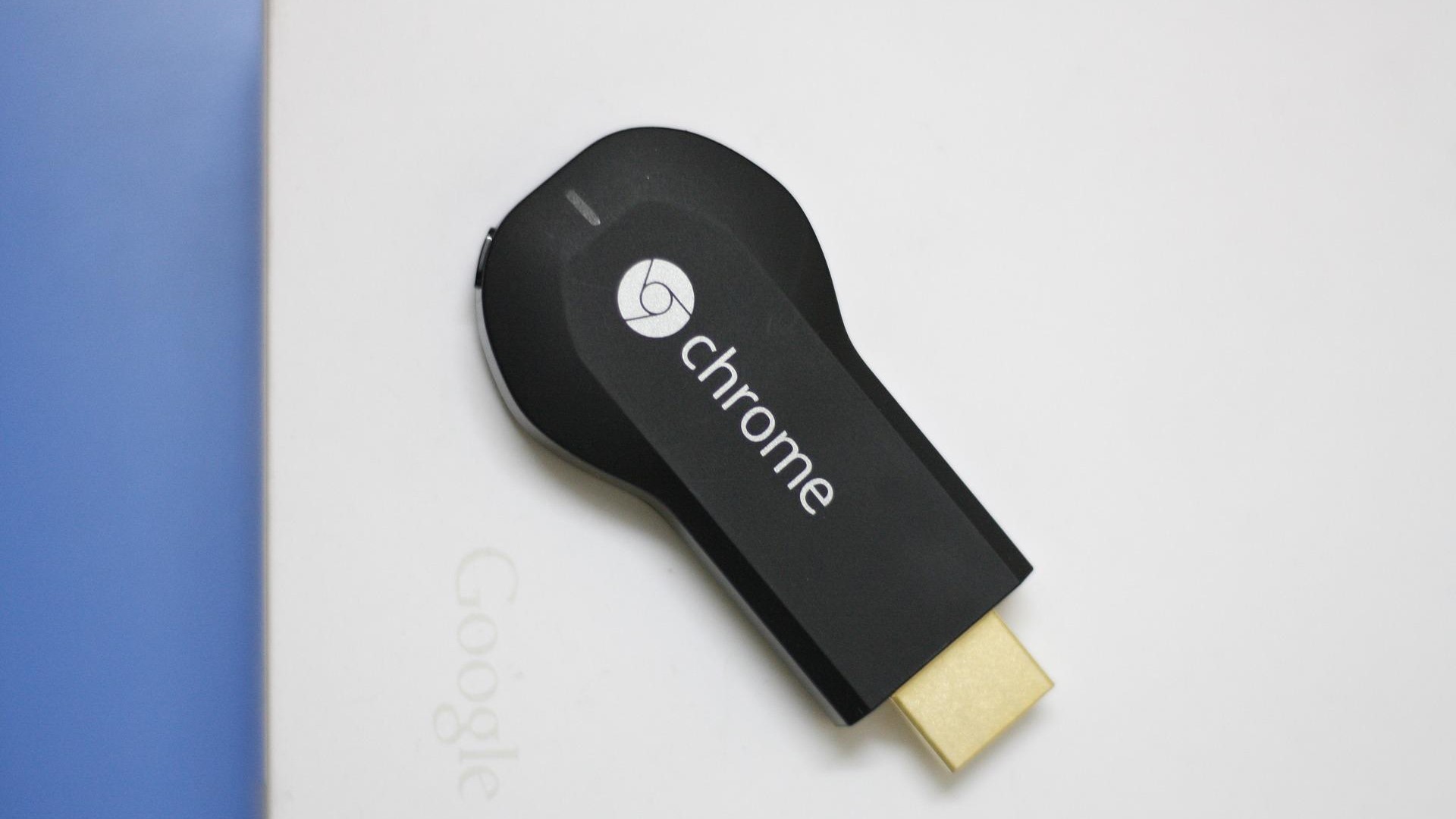 Лучшее устройство Chromecast: устройство Chromecast на белом фоне