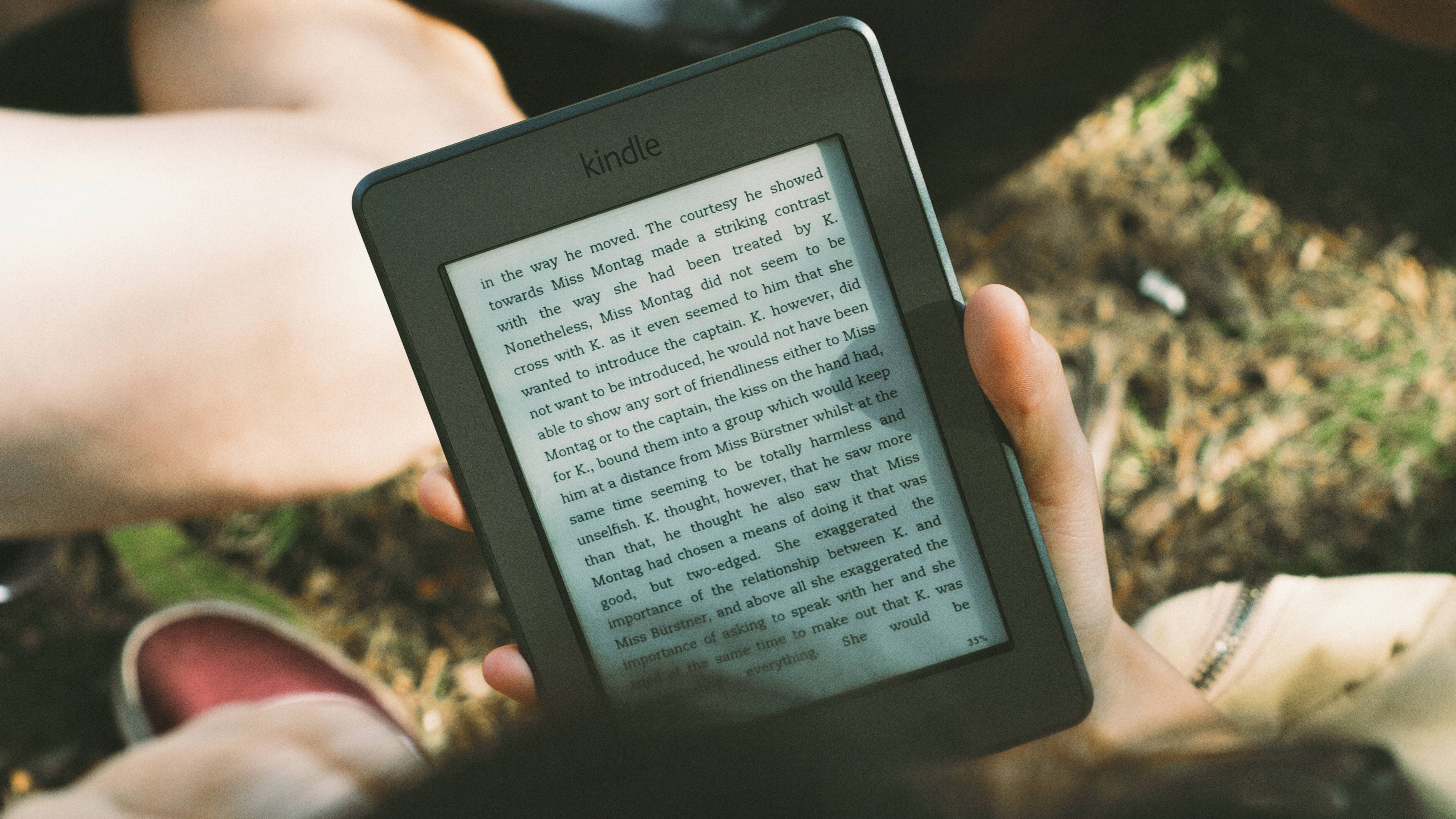 Лучшие Kindles 2022 года: на изображении изображен человек, держащий электронную книгу Kindle 