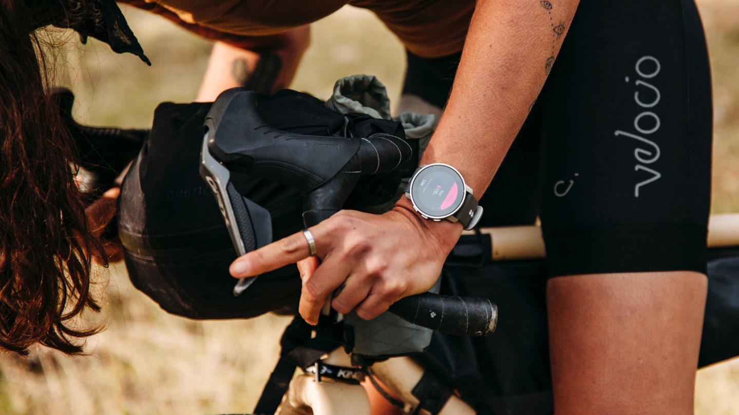 Suunto vs Garmin: человек в Suunto 9 PEak во время езды на велосипеде