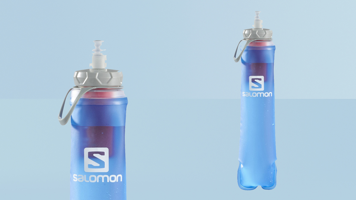 Бутылка воды Salomon SOFT FLASK XA FILTER на синем фоне