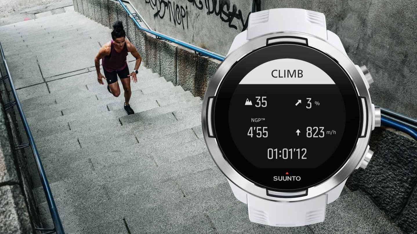 Сравнение Suunto 9 Peak и Suunto 9 Baro: человек бежит по ступенькам с изображением Suunto 9 Baro, наклеенным поверх изображения