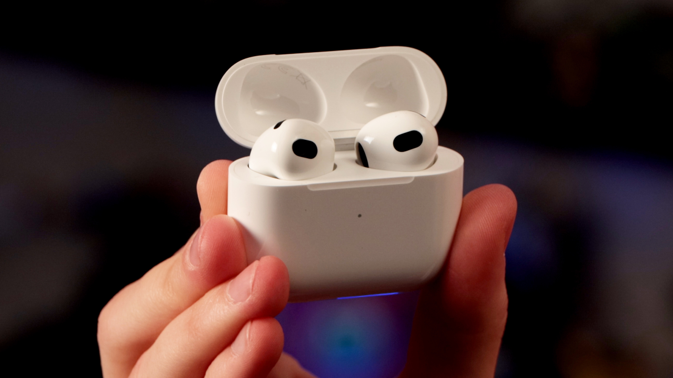 Apple AirPods 3-го поколения держали в руках