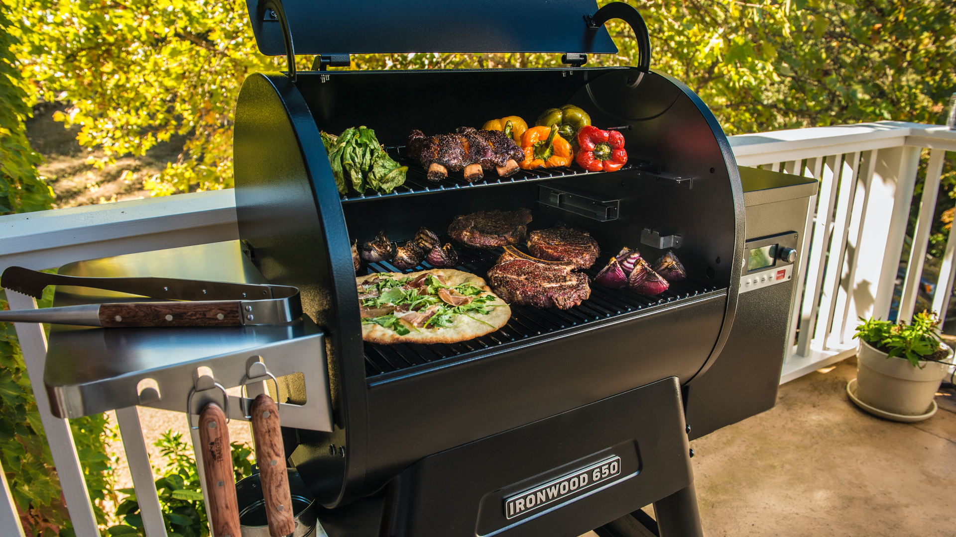 Traeger Ironwood 650 против Char-Broil The Big Easy