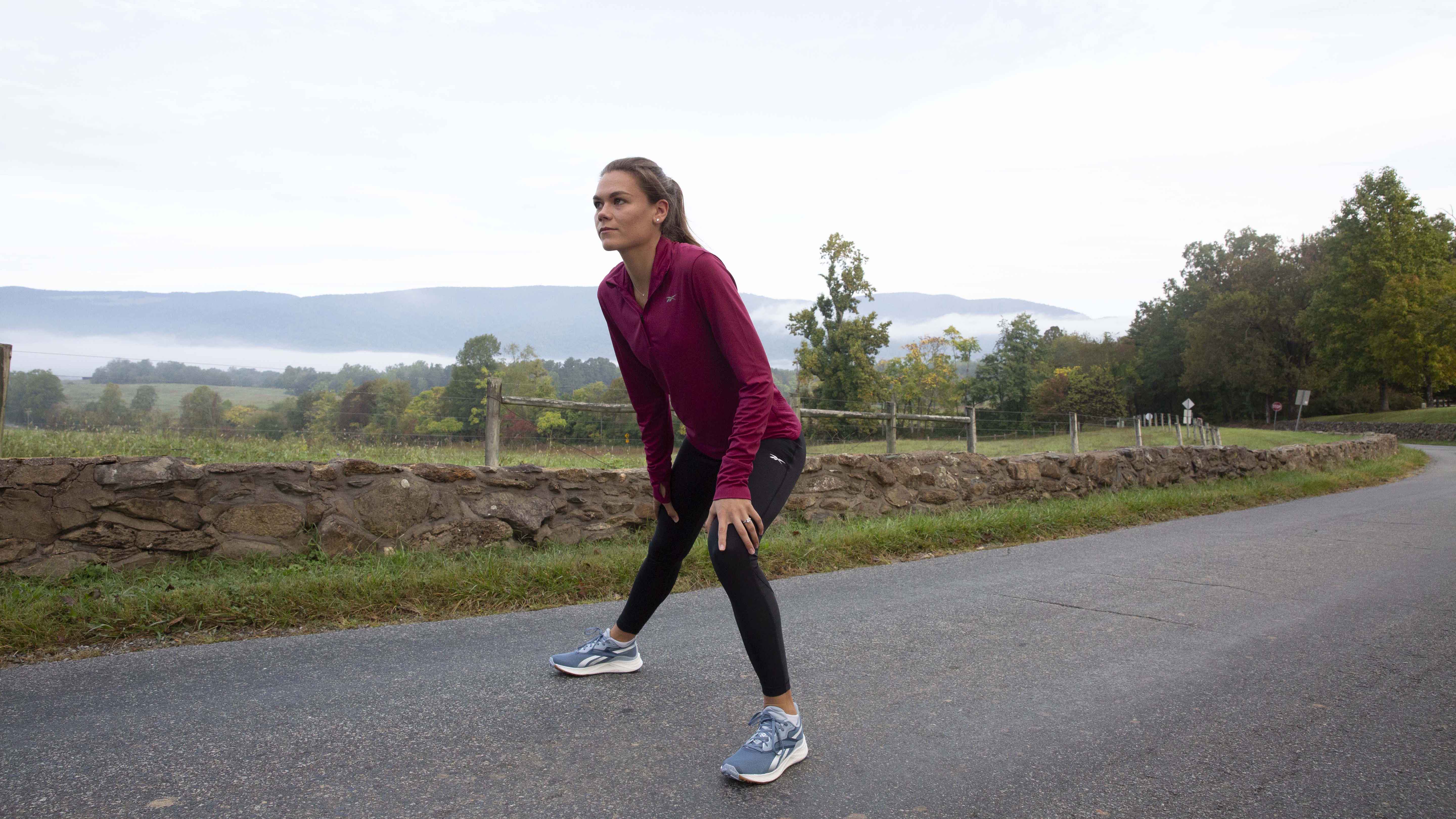 Профессиональная бегунья Reebok Boston Track Club Джозетт Норрис разминается на проселочной дороге.