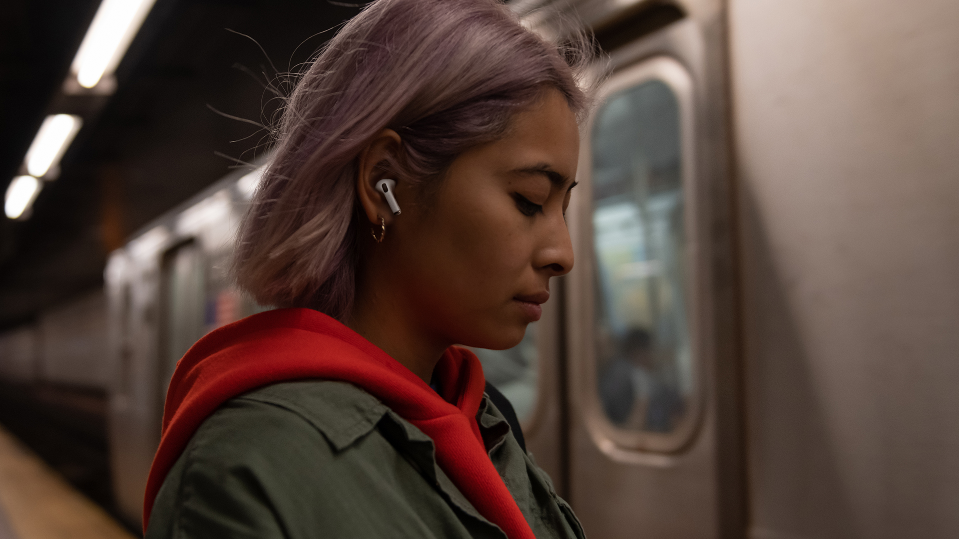 Apple AirPods Pro носила женщина в метро