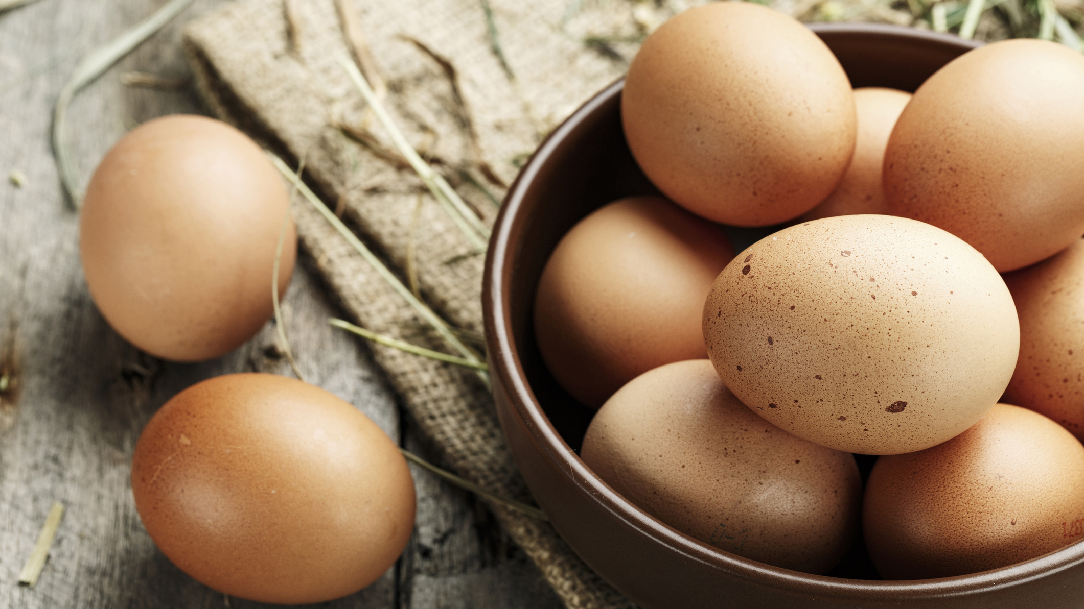 Красивые молодые яйца. Коричневое яйцо. Яйцо домашнее. Яйца птиц. Коричневые яйца животного.