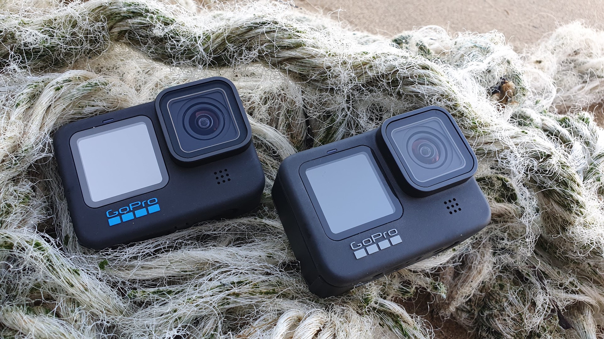 GoPro HERO 10 Black и HERO 9 Black на веревках на пляже