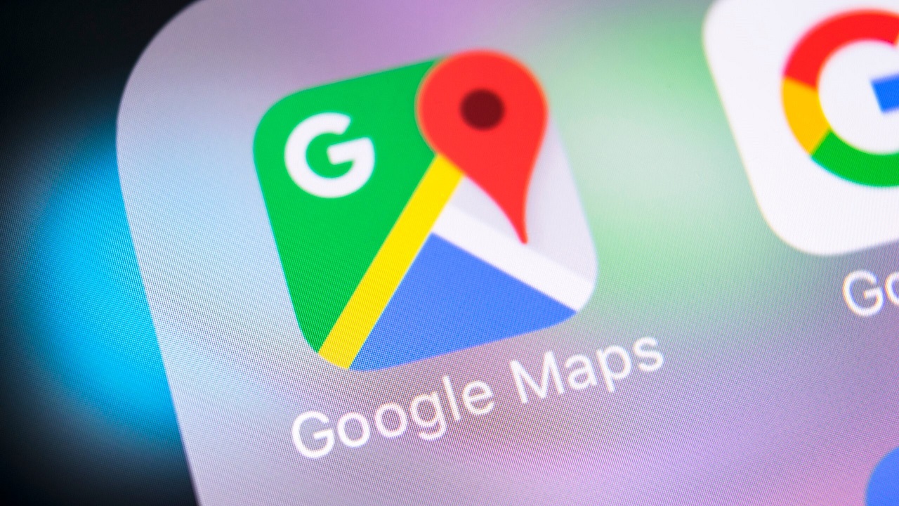 Значок приложения Google Maps отображается на смартфоне