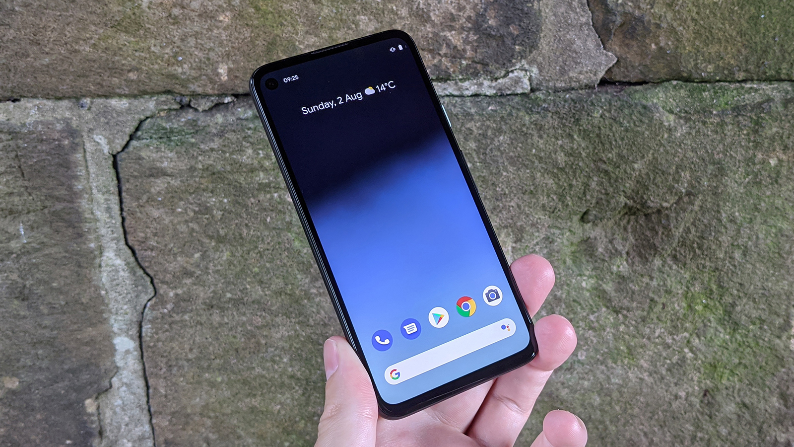 Google Pixel 4a против OnePlus Nord: Pixel 4a в руке