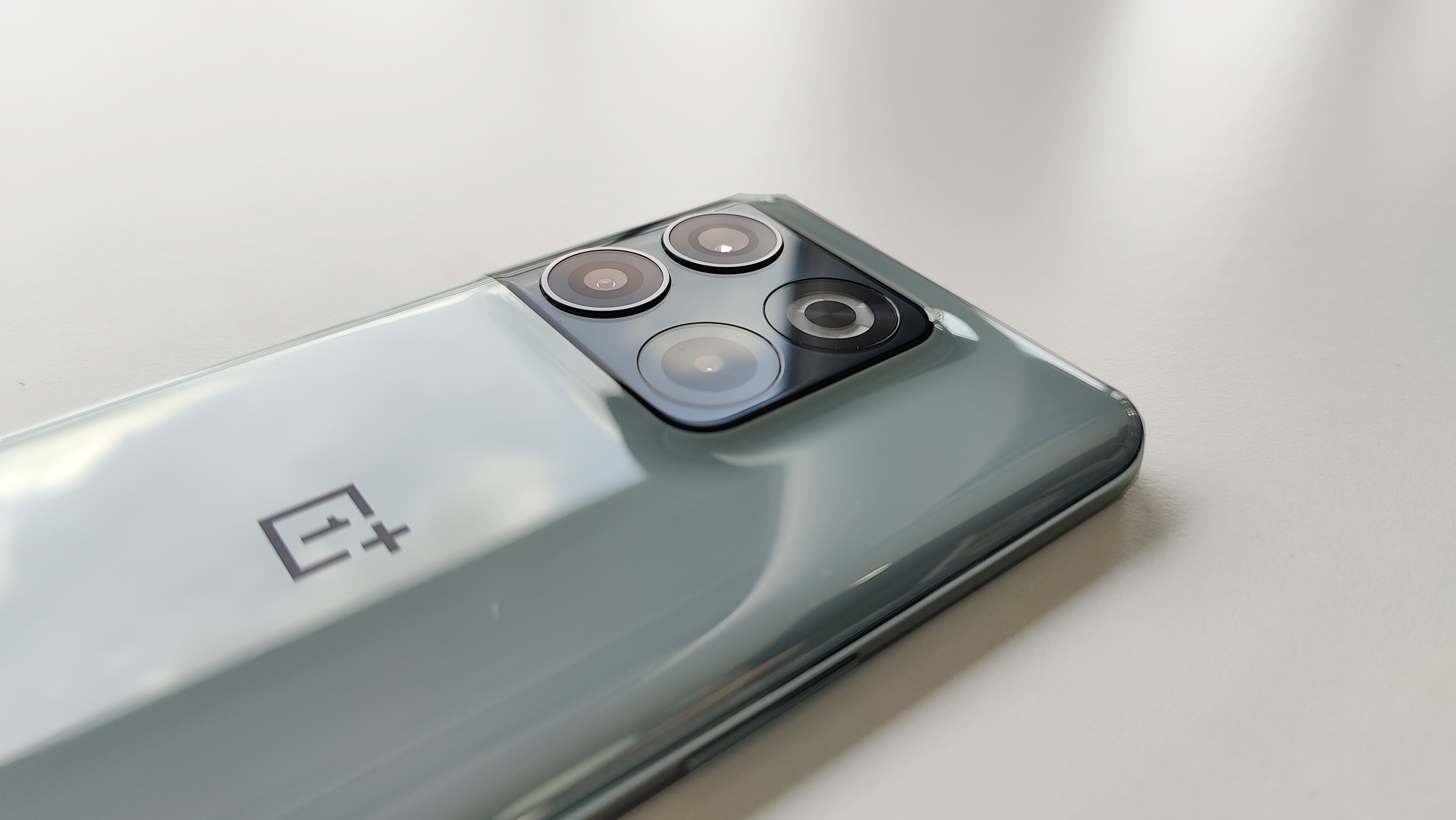 Объективы камеры OnePlus 10T крупным планом на синем телефоне
