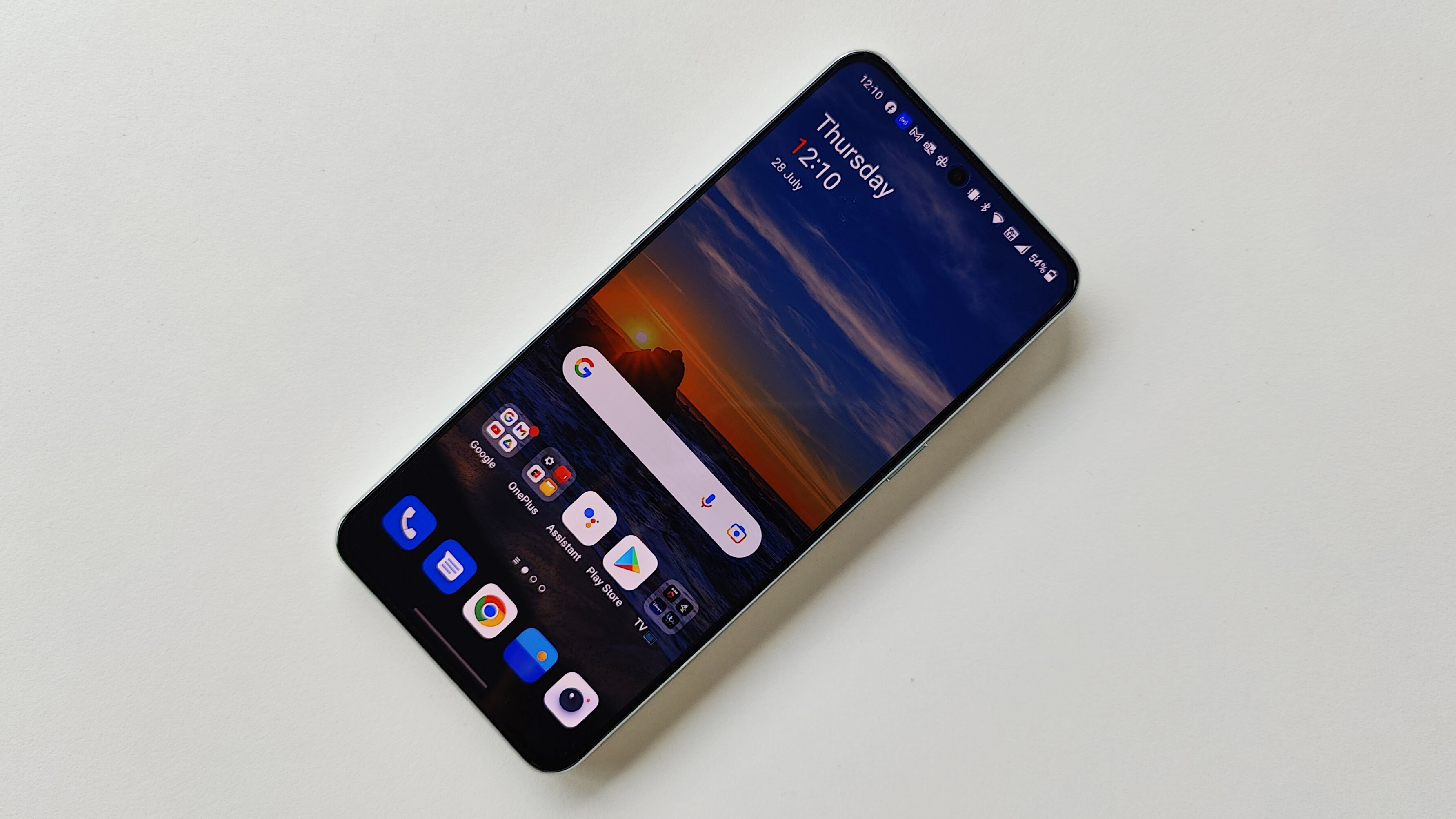 Обзор OnePlus 10T: открытый экран телефона на белом столе