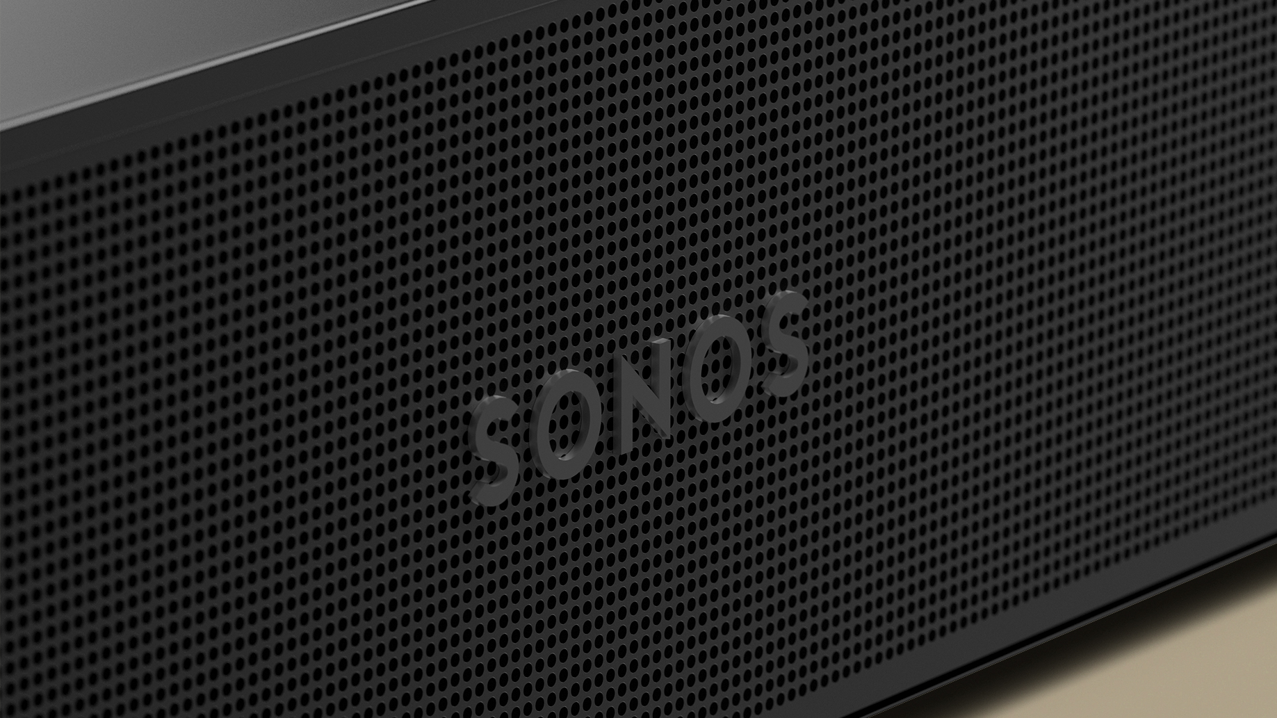 Sonos Beam 2nd Gen крупным планом: решетка радиатора и логотип Sonos на черной модели