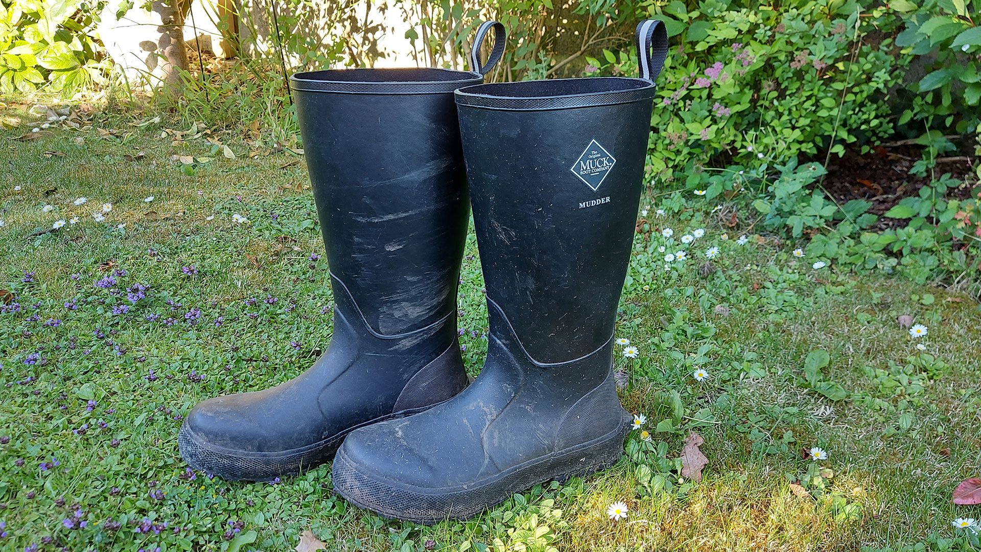 Mudder Tall, компания Muck Boot Company, на траве