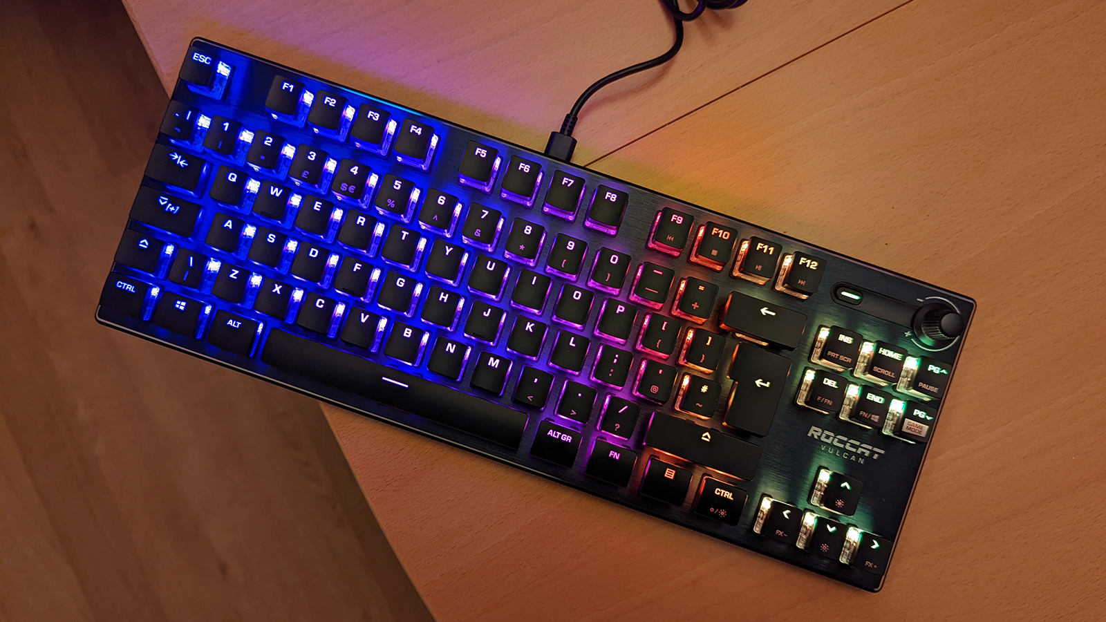 Игровая клавиатура Roccat Vulcan TKL без упаковки с RGB-подсветкой на столе