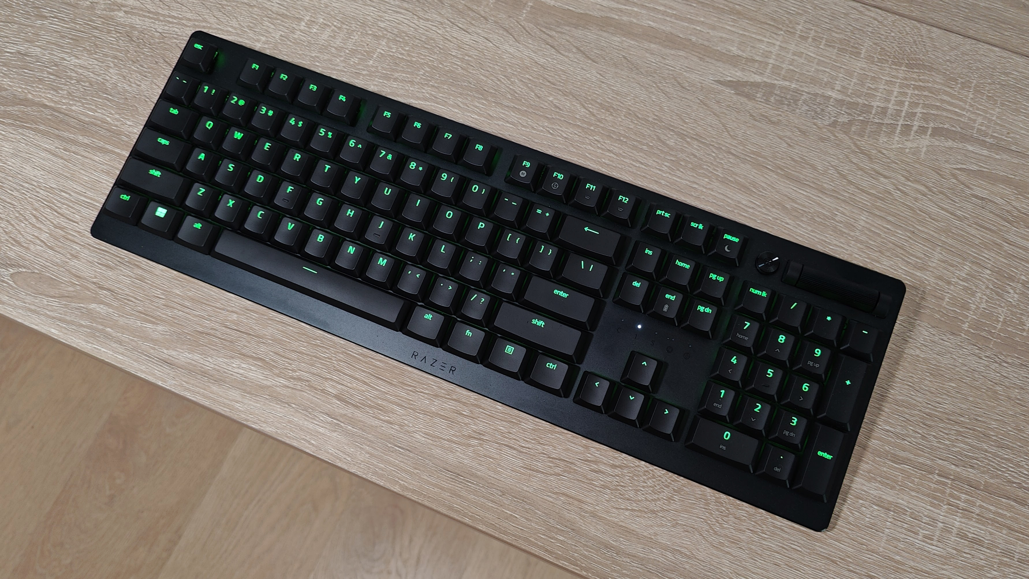 Обзор Razer Deathstalker V2 Pro: игровая клавиатура и мышь на темном столе