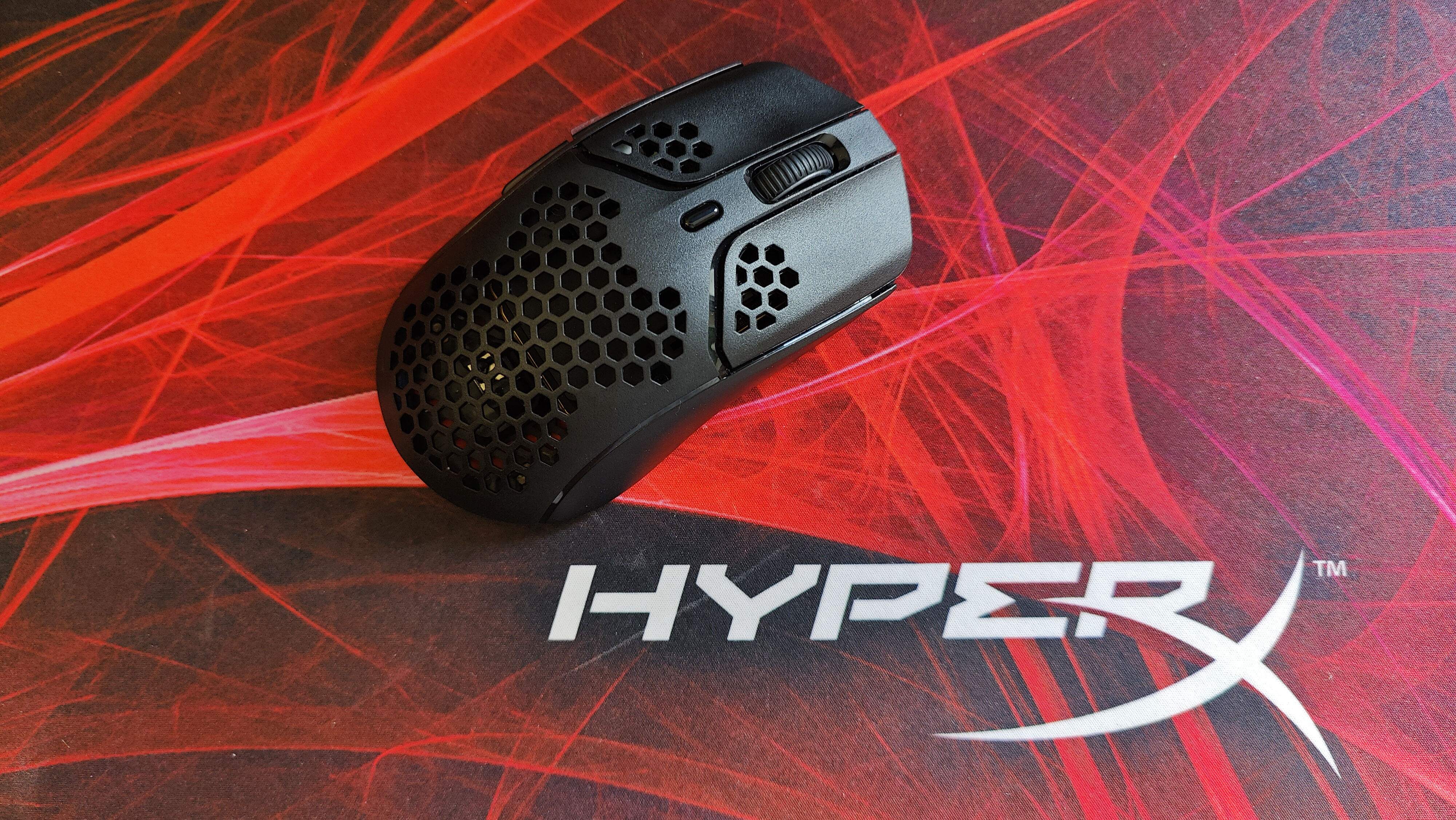 Обзор HyperX Pulsefire Haste Wireless: две мыши на синем фоне